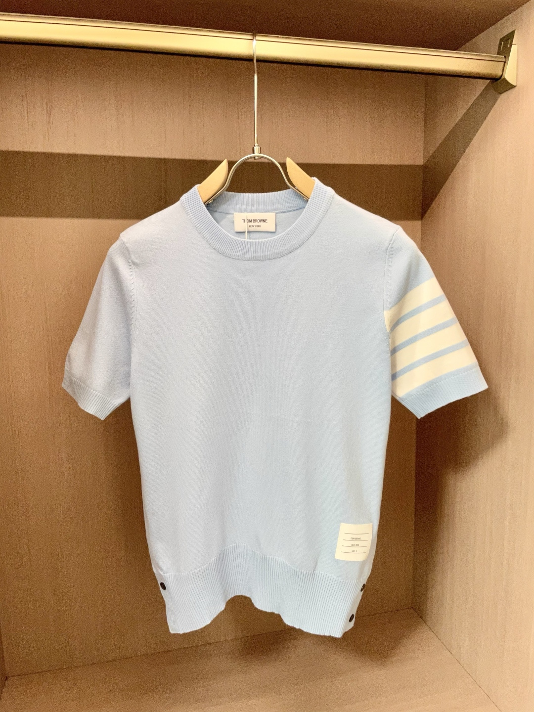 
TB 2025ss秋冬打底新品男士针织短袖衫！独家首发 采用纤维超细与高弹的伊力特纱线织造而成，质感与