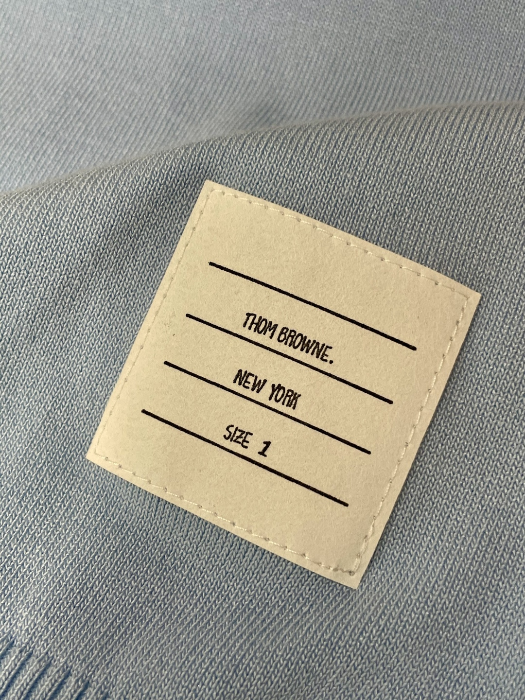 
TB 2025ss秋冬打底新品男士针织短袖衫！独家首发 采用纤维超细与高弹的伊力特纱线织造而成，质感与