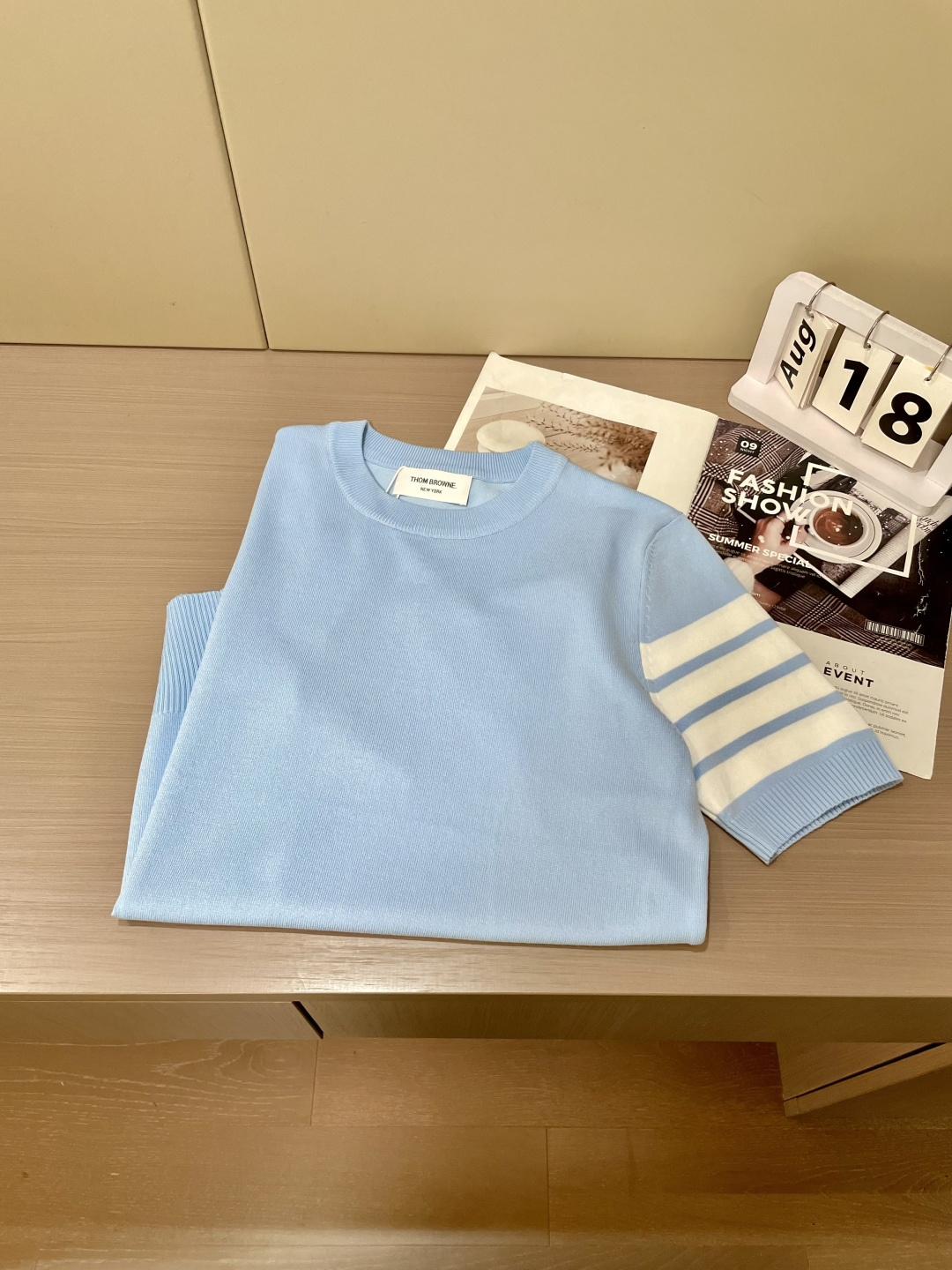 
TB 2025ss秋冬打底新品男士针织短袖衫！独家首发 采用纤维超细与高弹的伊力特纱线织造而成，质感与