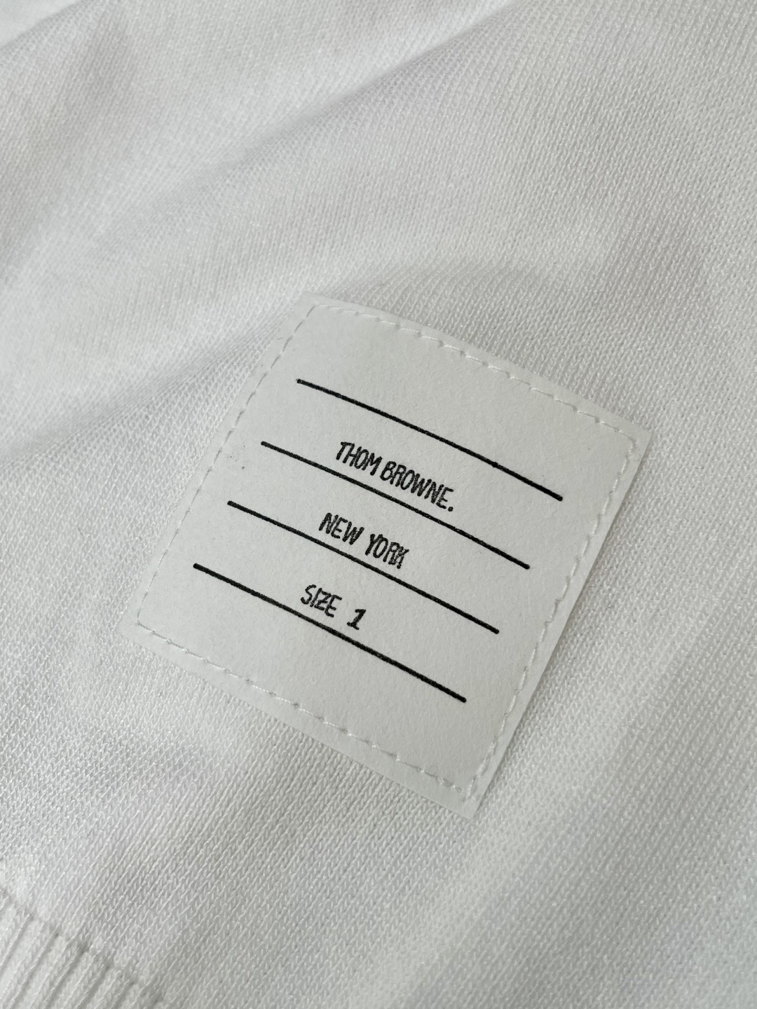 
TB 2025ss秋冬打底新品男士针织短袖衫！独家首发 采用纤维超细与高弹的伊力特纱线织造而成，质感与