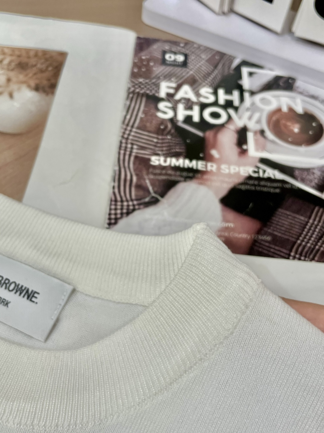 
TB 2025ss秋冬打底新品男士针织短袖衫！独家首发 采用纤维超细与高弹的伊力特纱线织造而成，质感与