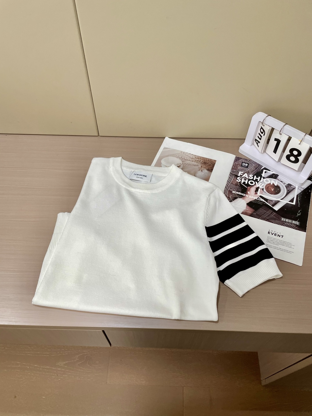 
TB 2025ss秋冬打底新品男士针织短袖衫！独家首发 采用纤维超细与高弹的伊力特纱线织造而成，质感与