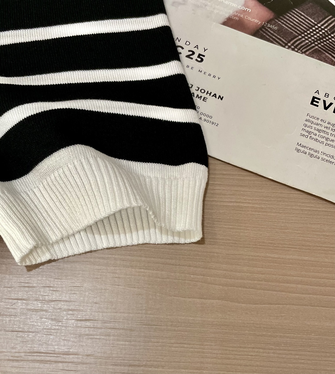 
TB 2025ss秋冬打底新品男士针织短袖衫！独家首发 采用纤维超细与高弹的伊力特纱线织造而成，质感与