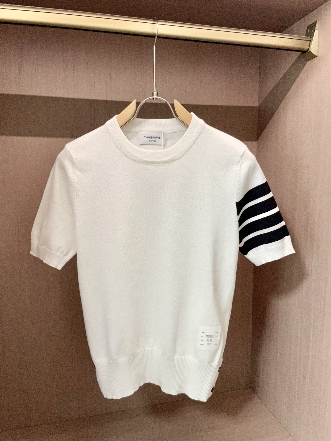 
TB 2025ss秋冬打底新品男士针织短袖衫！独家首发 采用纤维超细与高弹的伊力特纱线织造而成，质感与