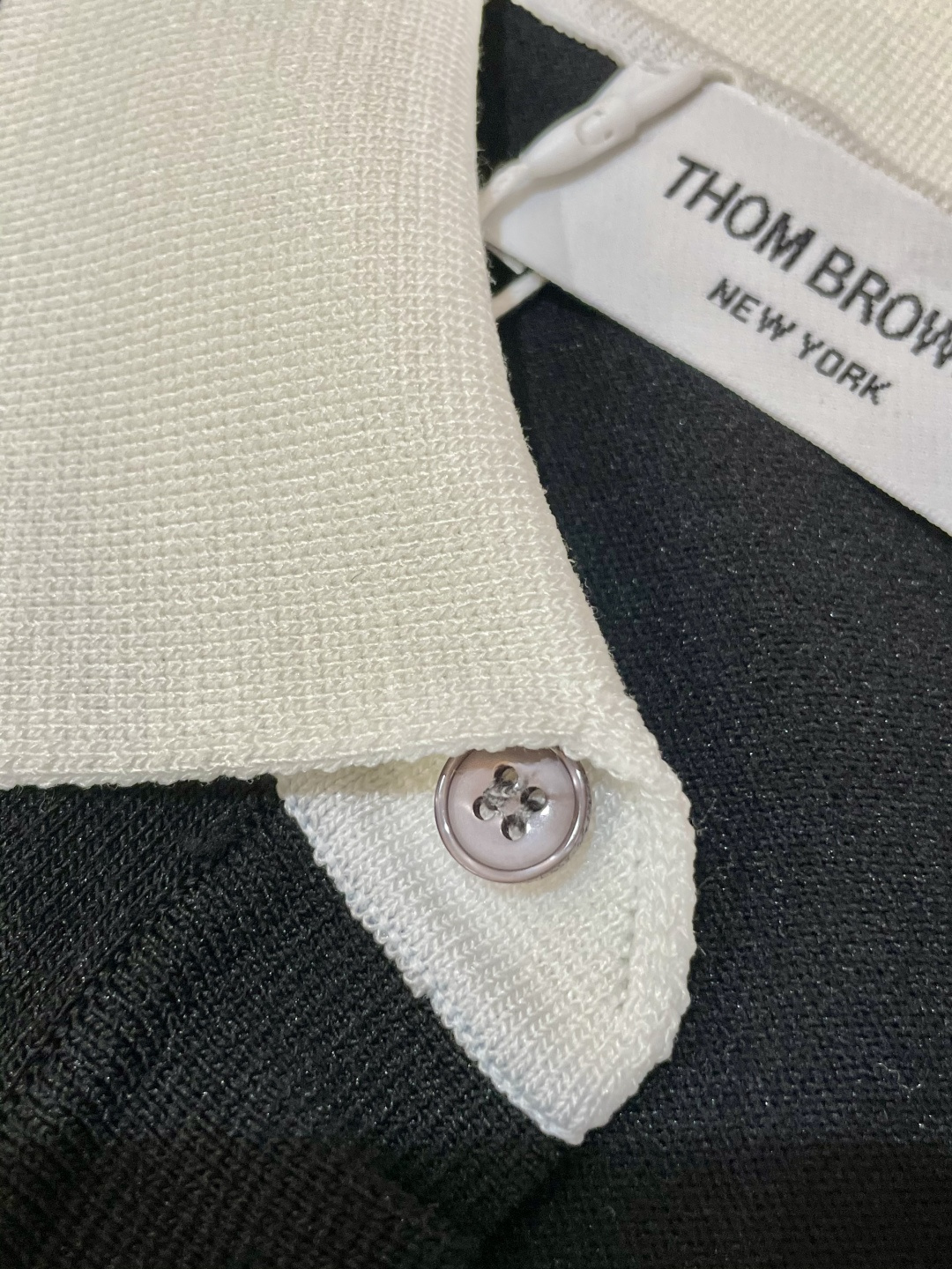 
TB 2025ss秋冬打底新品男士针织短袖衫！独家首发 采用纤维超细与高弹的伊力特纱线织造而成，质感与