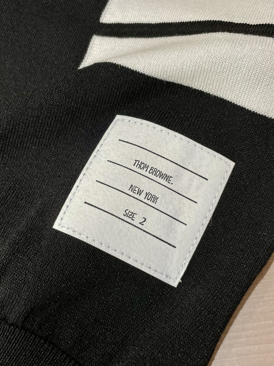 
TB 2025ss秋冬打底新品男士针织短袖衫！独家首发 采用纤维超细与高弹的伊力特纱线织造而成，质感与