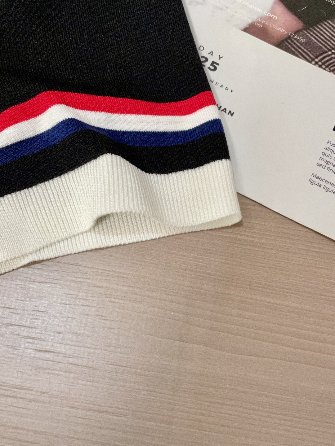 
TB 2025ss秋冬打底新品男士针织短袖衫！独家首发 采用纤维超细与高弹的伊力特纱线织造而成，质感与