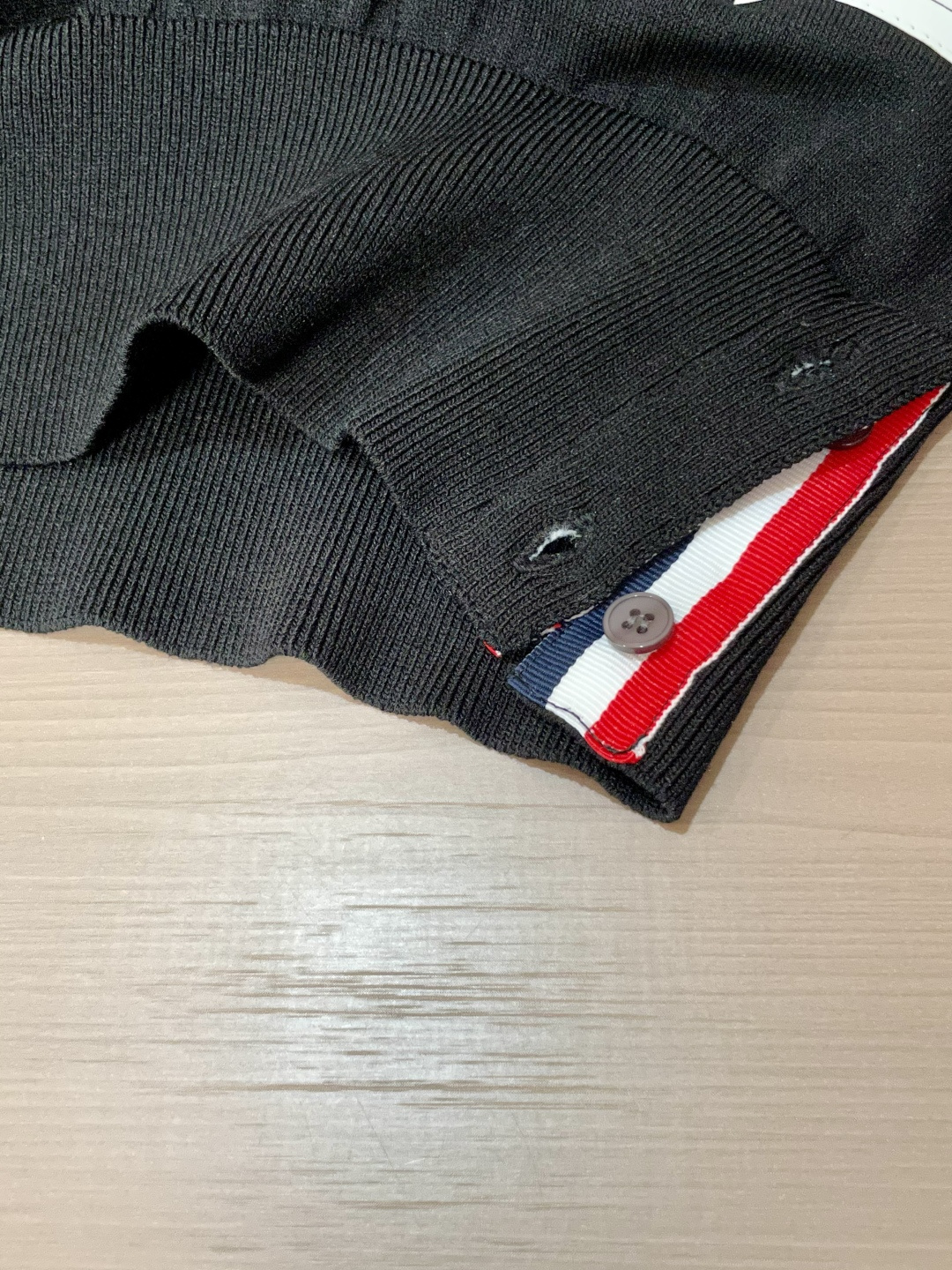 
TB 2025ss秋冬打底新品男士针织短袖衫！独家首发 采用纤维超细与高弹的伊力特纱线织造而成，质感与