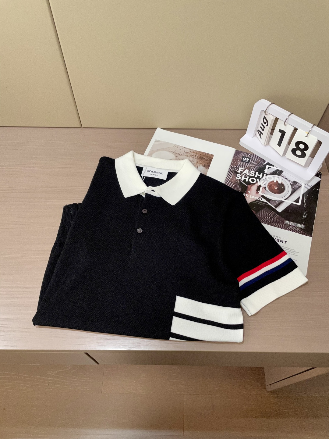 
TB 2025ss秋冬打底新品男士针织短袖衫！独家首发 采用纤维超细与高弹的伊力特纱线织造而成，质感与