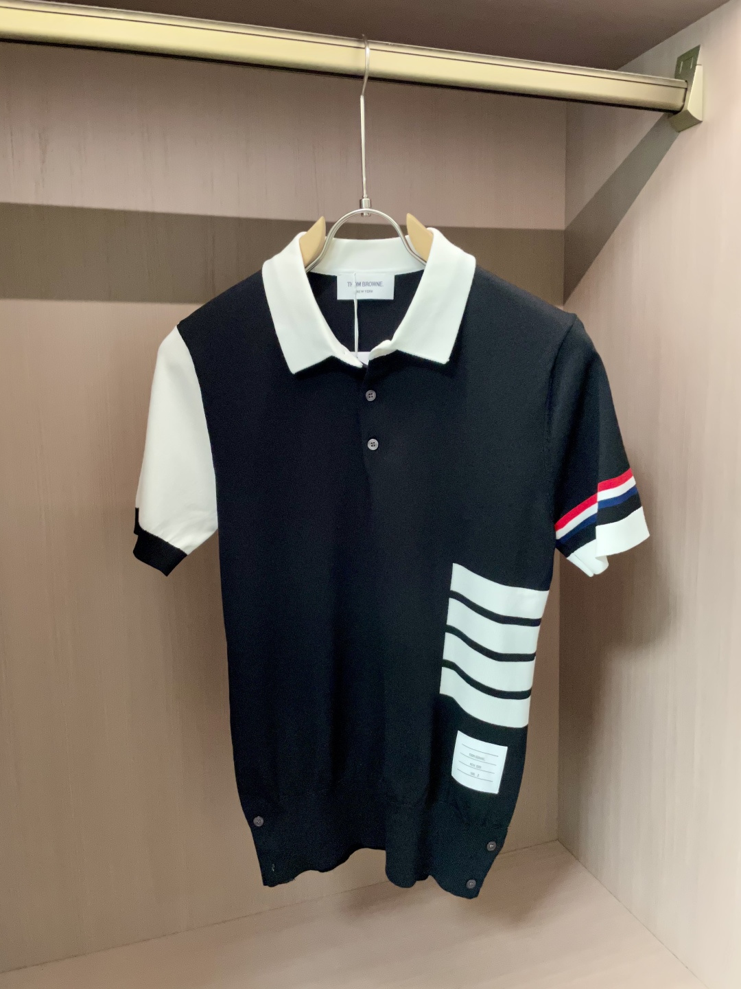 
TB 2025ss秋冬打底新品男士针织短袖衫！独家首发 采用纤维超细与高弹的伊力特纱线织造而成，质感与