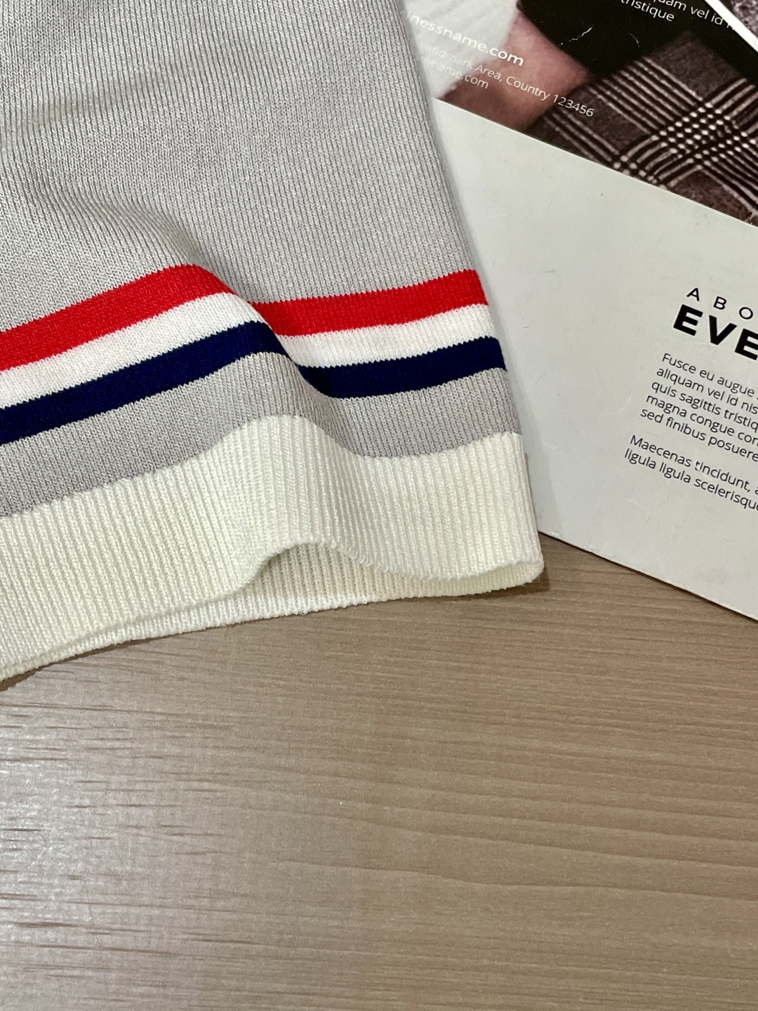 
TB 2025ss秋冬打底新品男士针织短袖衫！独家首发 采用纤维超细与高弹的伊力特纱线织造而成，质感与