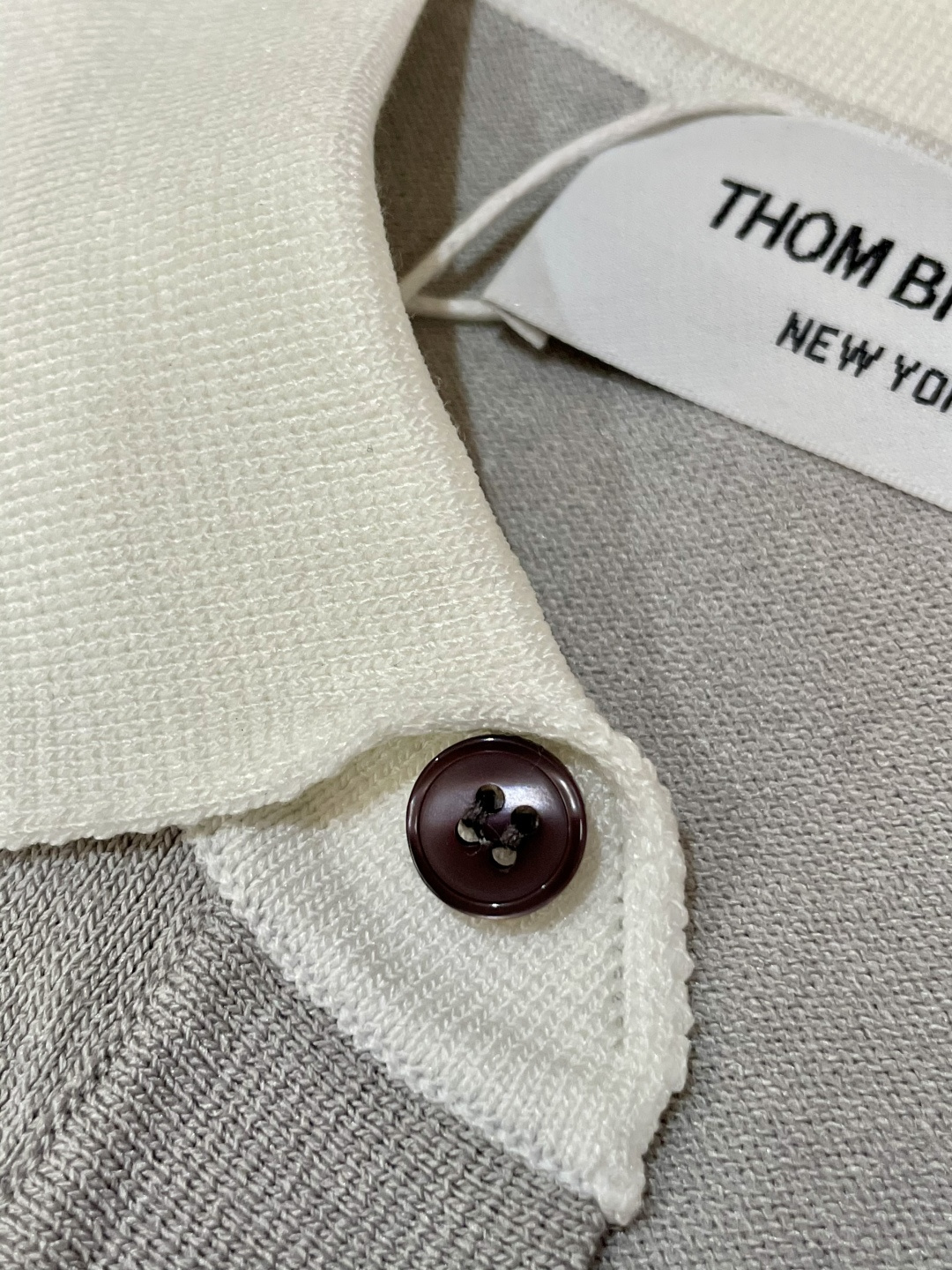 
TB 2025ss秋冬打底新品男士针织短袖衫！独家首发 采用纤维超细与高弹的伊力特纱线织造而成，质感与