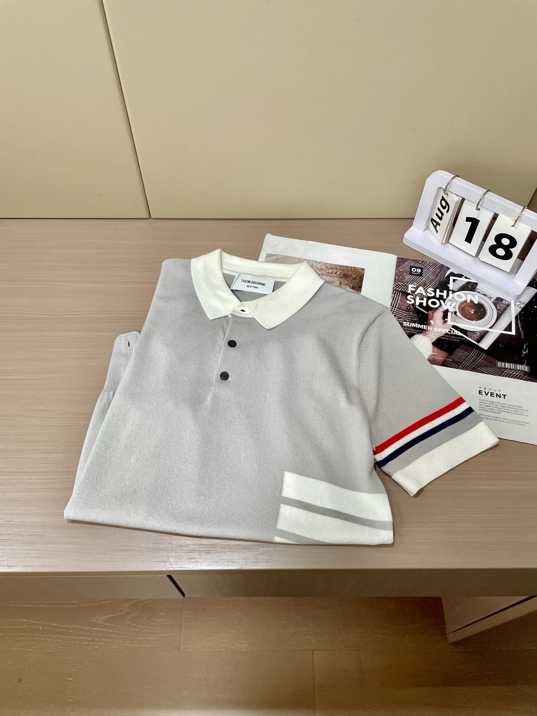 
TB 2025ss秋冬打底新品男士针织短袖衫！独家首发 采用纤维超细与高弹的伊力特纱线织造而成，质感与