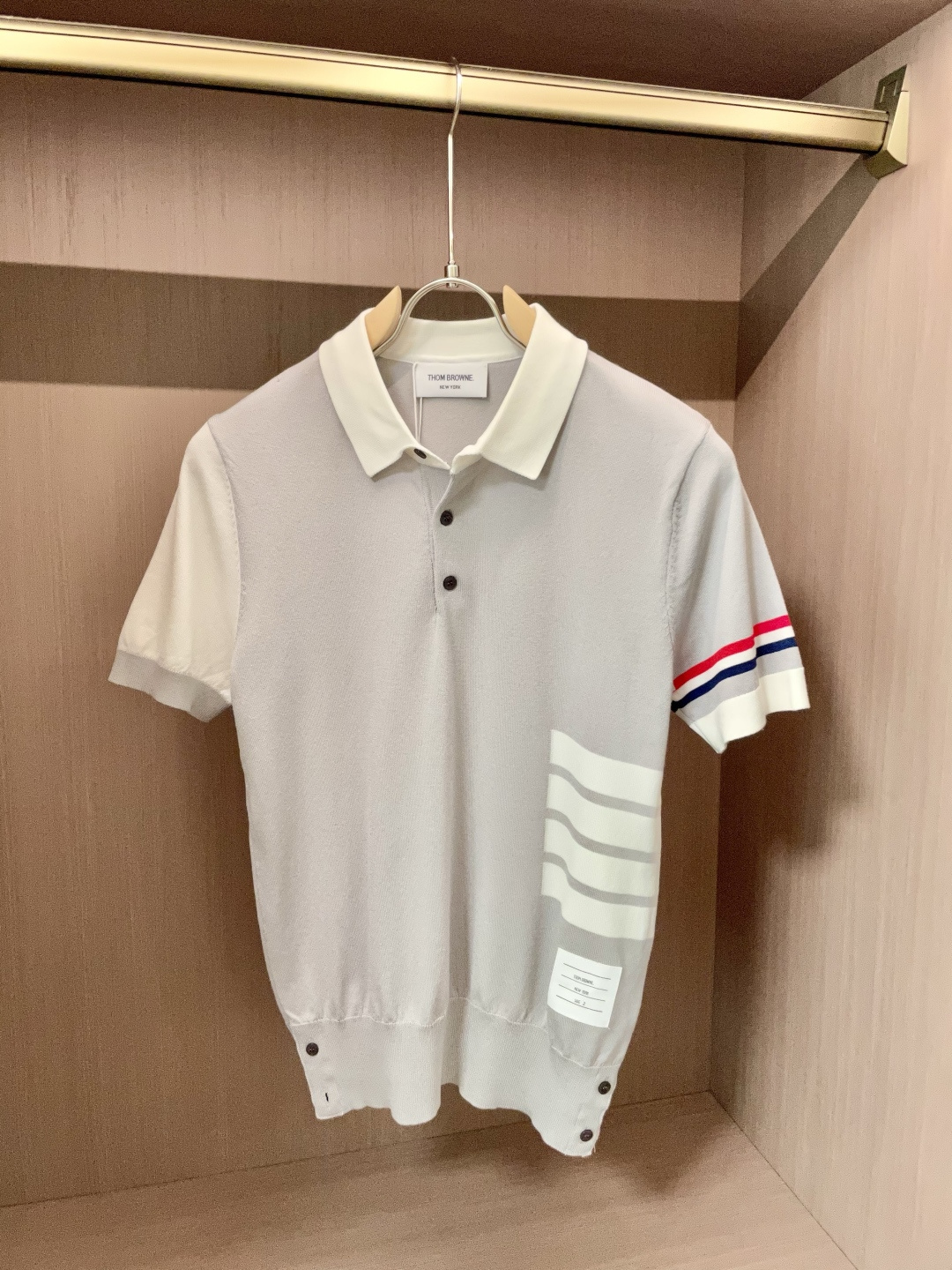 
TB 2025ss秋冬打底新品男士针织短袖衫！独家首发 采用纤维超细与高弹的伊力特纱线织造而成，质感与