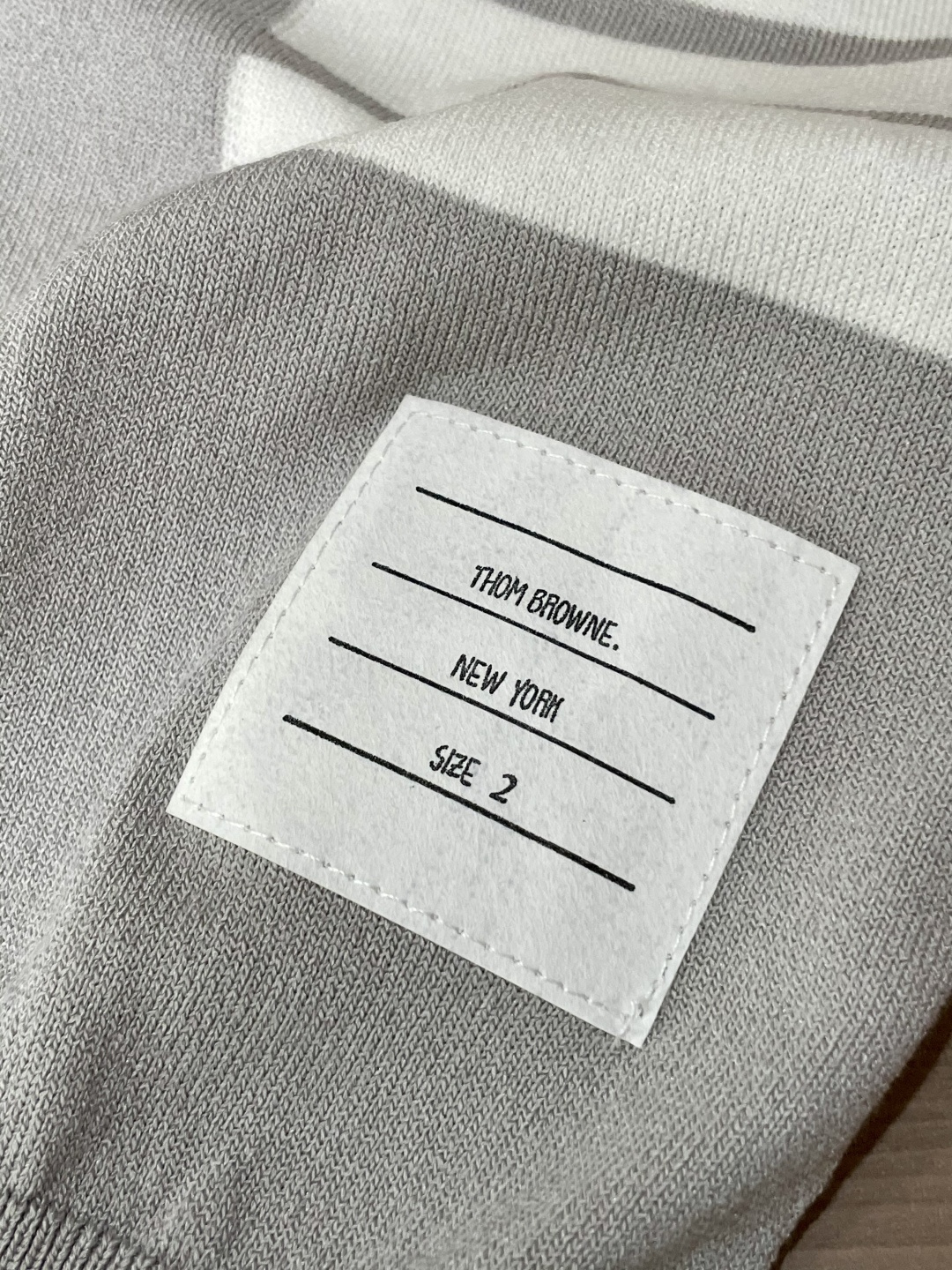 
TB 2025ss秋冬打底新品男士针织短袖衫！独家首发 采用纤维超细与高弹的伊力特纱线织造而成，质感与