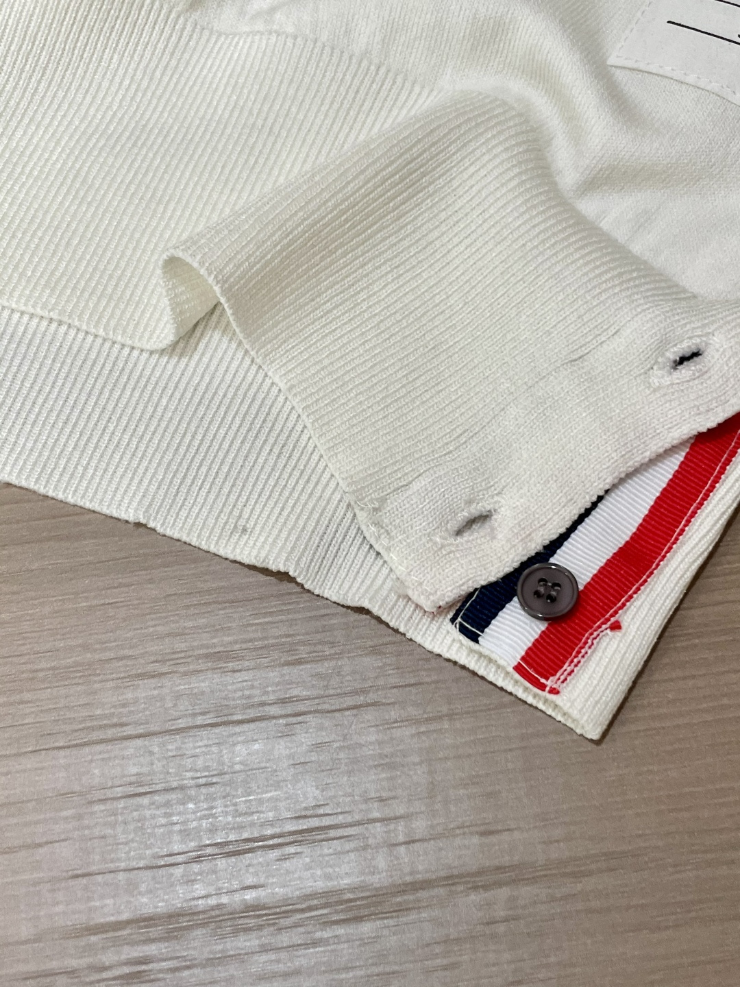 
TB 2025ss秋冬打底新品男士针织短袖衫！独家首发 采用纤维超细与高弹的伊力特纱线织造而成，质感与