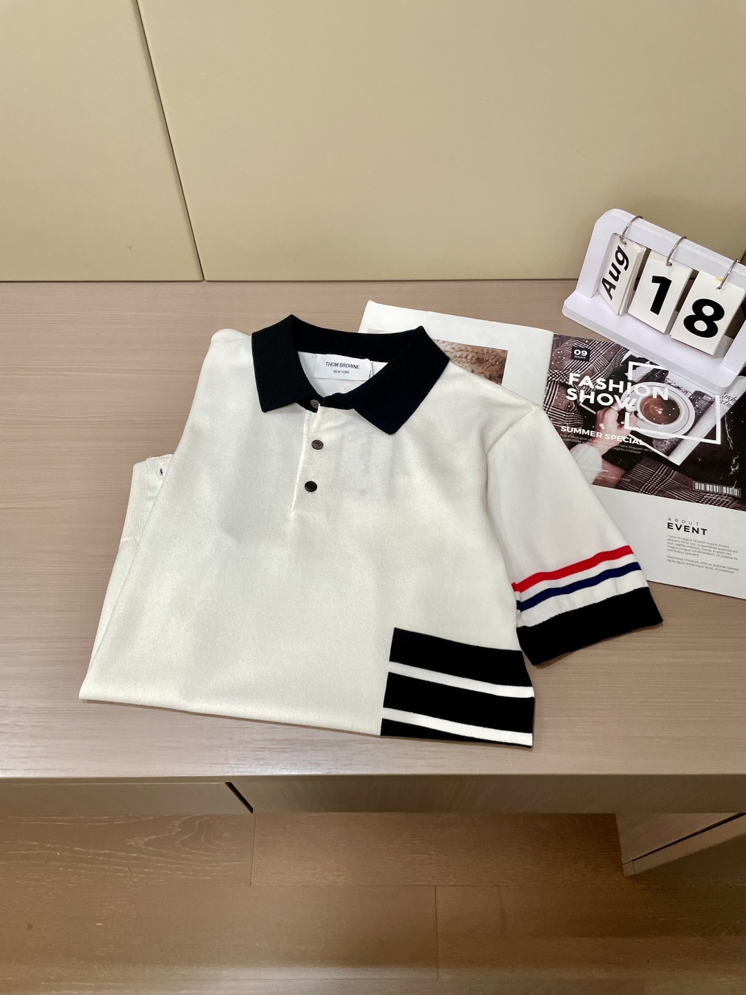 
TB 2025ss秋冬打底新品男士针织短袖衫！独家首发 采用纤维超细与高弹的伊力特纱线织造而成，质感与