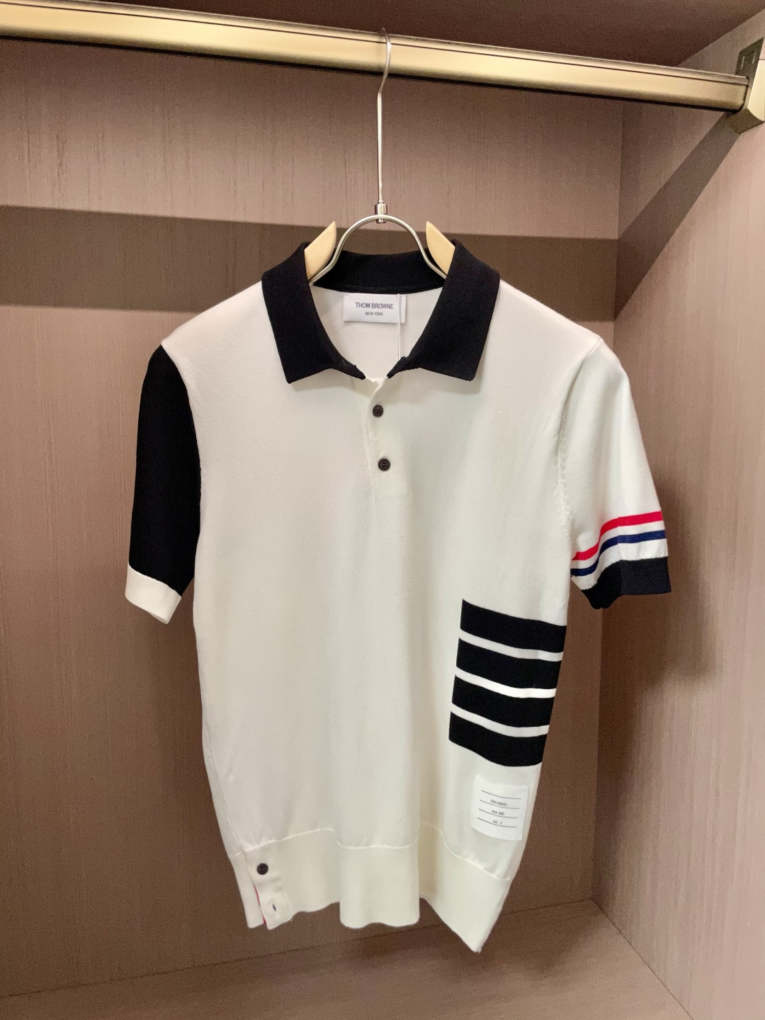 
TB 2025ss秋冬打底新品男士针织短袖衫！独家首发 采用纤维超细与高弹的伊力特纱线织造而成，质感与