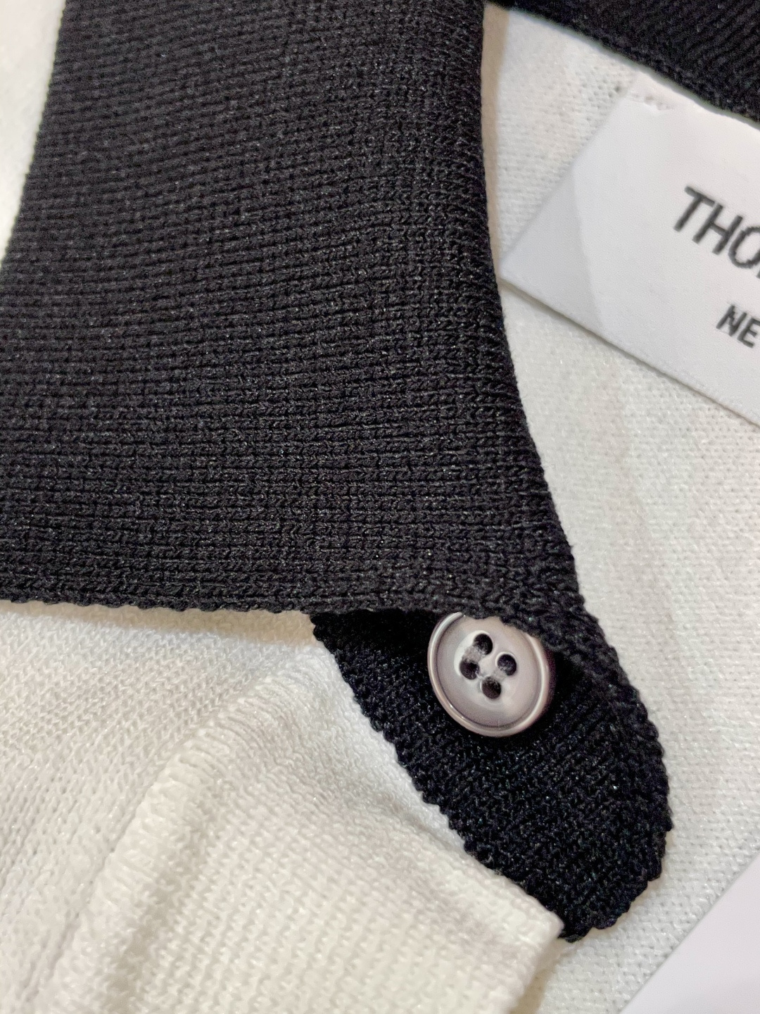 
TB 2025ss秋冬打底新品男士针织短袖衫！独家首发 采用纤维超细与高弹的伊力特纱线织造而成，质感与