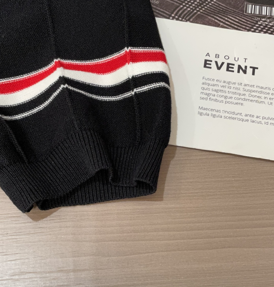 
TB 2025ss秋冬打底新品男士针织短袖衫！独家首发 采用纤维超细与高弹的伊力特纱线织造而成，质感与