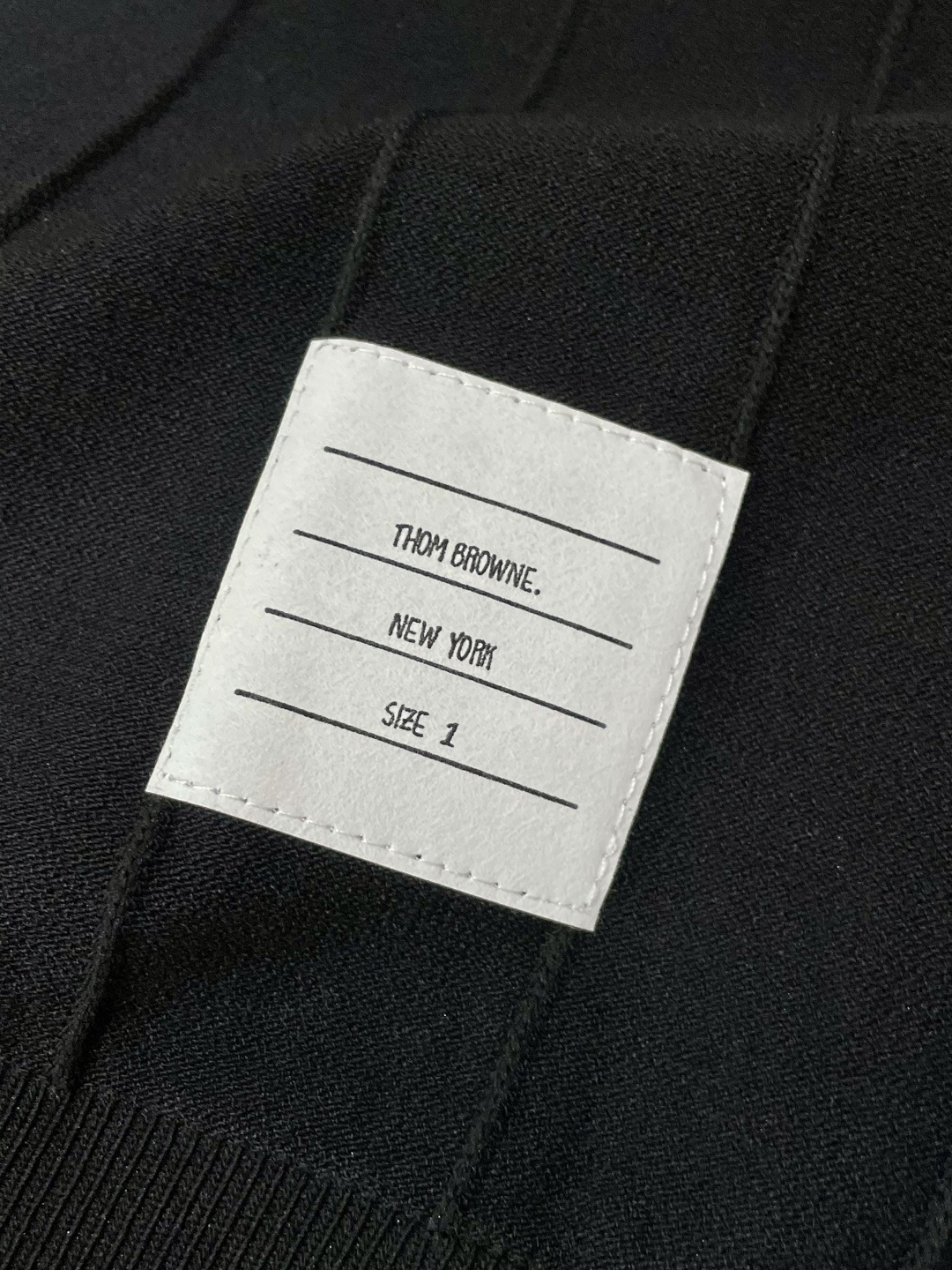 
TB 2025ss秋冬打底新品男士针织短袖衫！独家首发 采用纤维超细与高弹的伊力特纱线织造而成，质感与