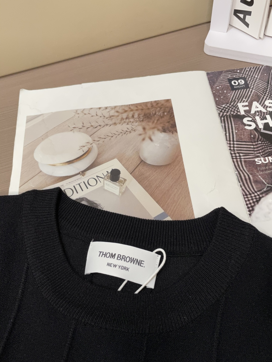 
TB 2025ss秋冬打底新品男士针织短袖衫！独家首发 采用纤维超细与高弹的伊力特纱线织造而成，质感与