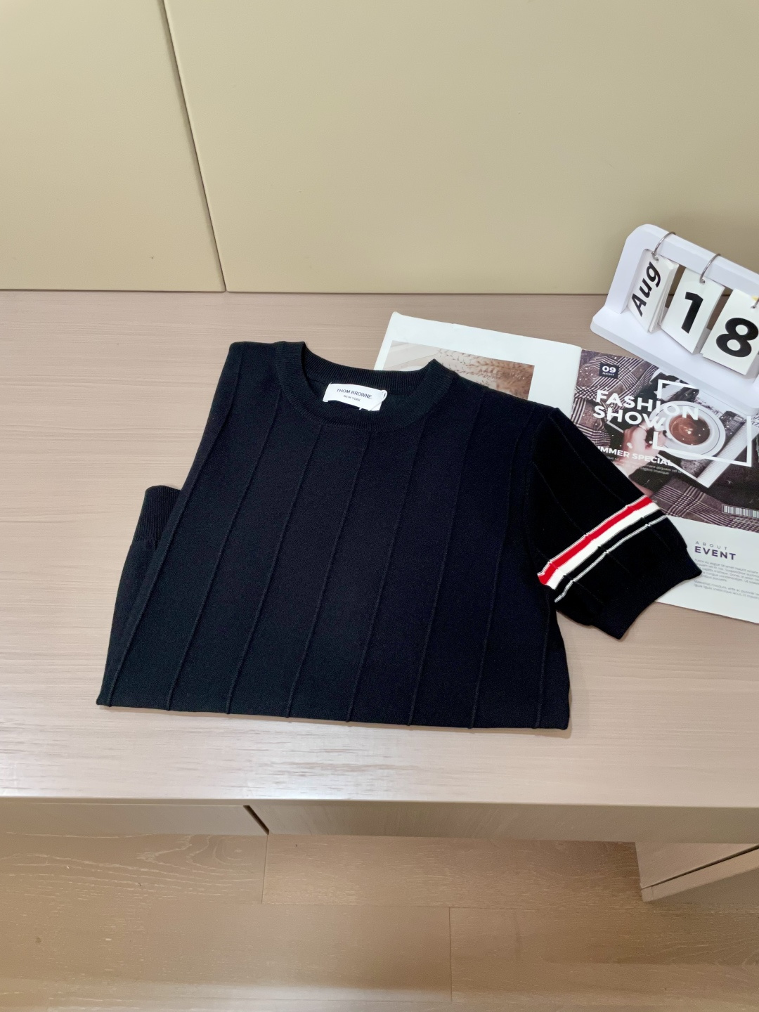 
TB 2025ss秋冬打底新品男士针织短袖衫！独家首发 采用纤维超细与高弹的伊力特纱线织造而成，质感与