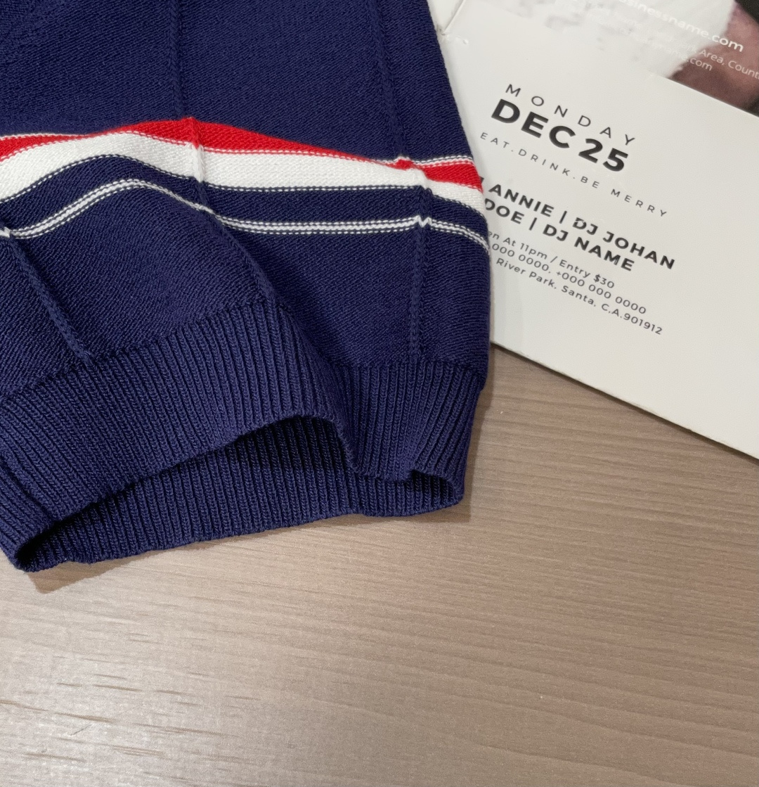 
TB 2025ss秋冬打底新品男士针织短袖衫！独家首发 采用纤维超细与高弹的伊力特纱线织造而成，质感与