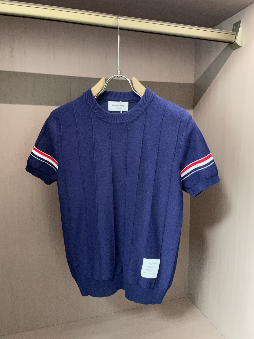 
TB 2025ss秋冬打底新品男士针织短袖衫！独家首发 采用纤维超细与高弹的伊力特纱线织造而成，质感与