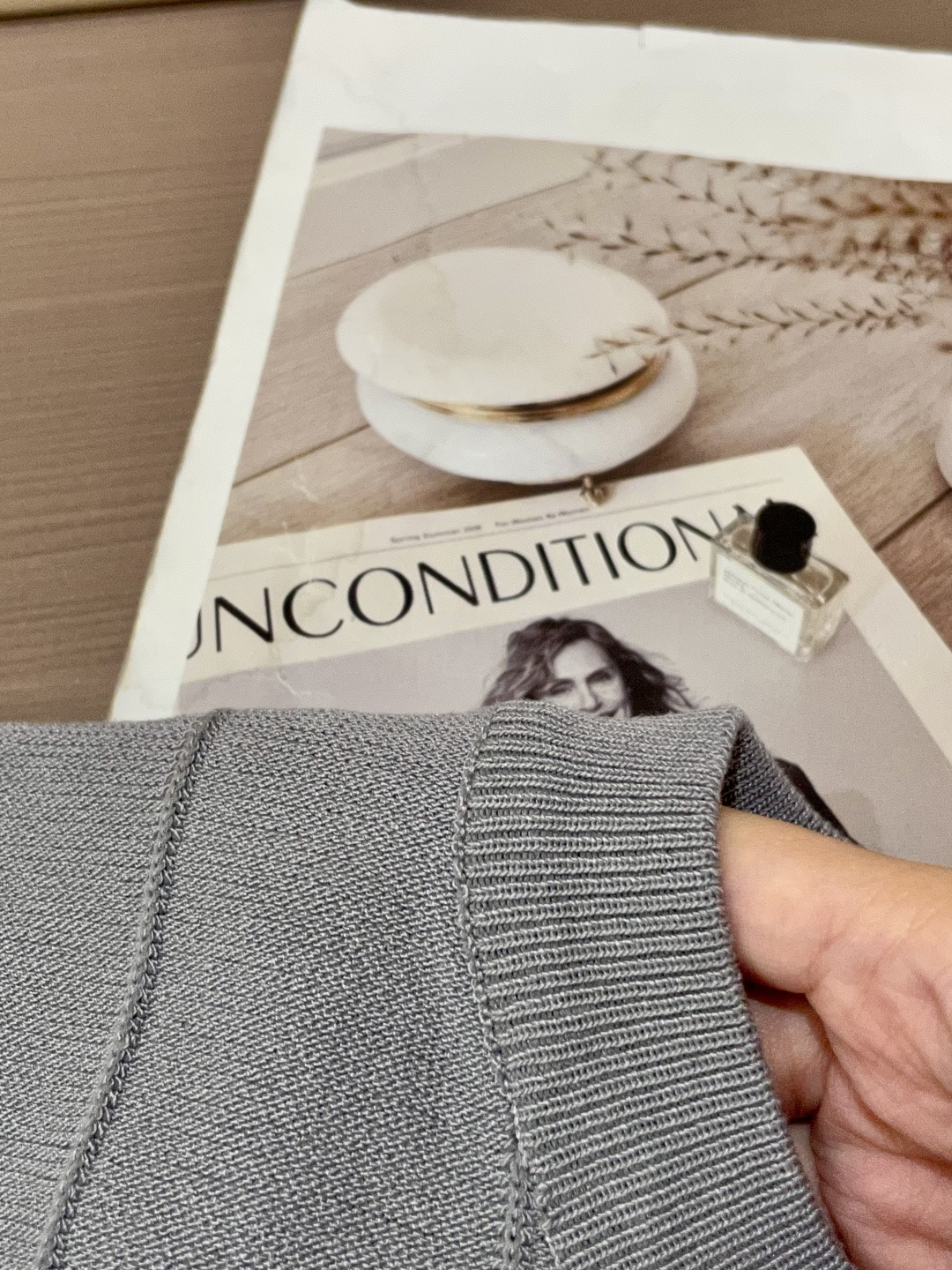 
TB 2025ss秋冬打底新品男士针织短袖衫！独家首发 采用纤维超细与高弹的伊力特纱线织造而成，质感与