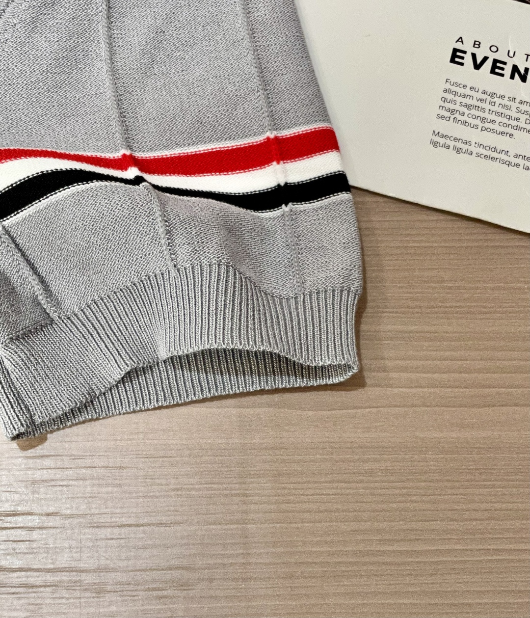 
TB 2025ss秋冬打底新品男士针织短袖衫！独家首发 采用纤维超细与高弹的伊力特纱线织造而成，质感与