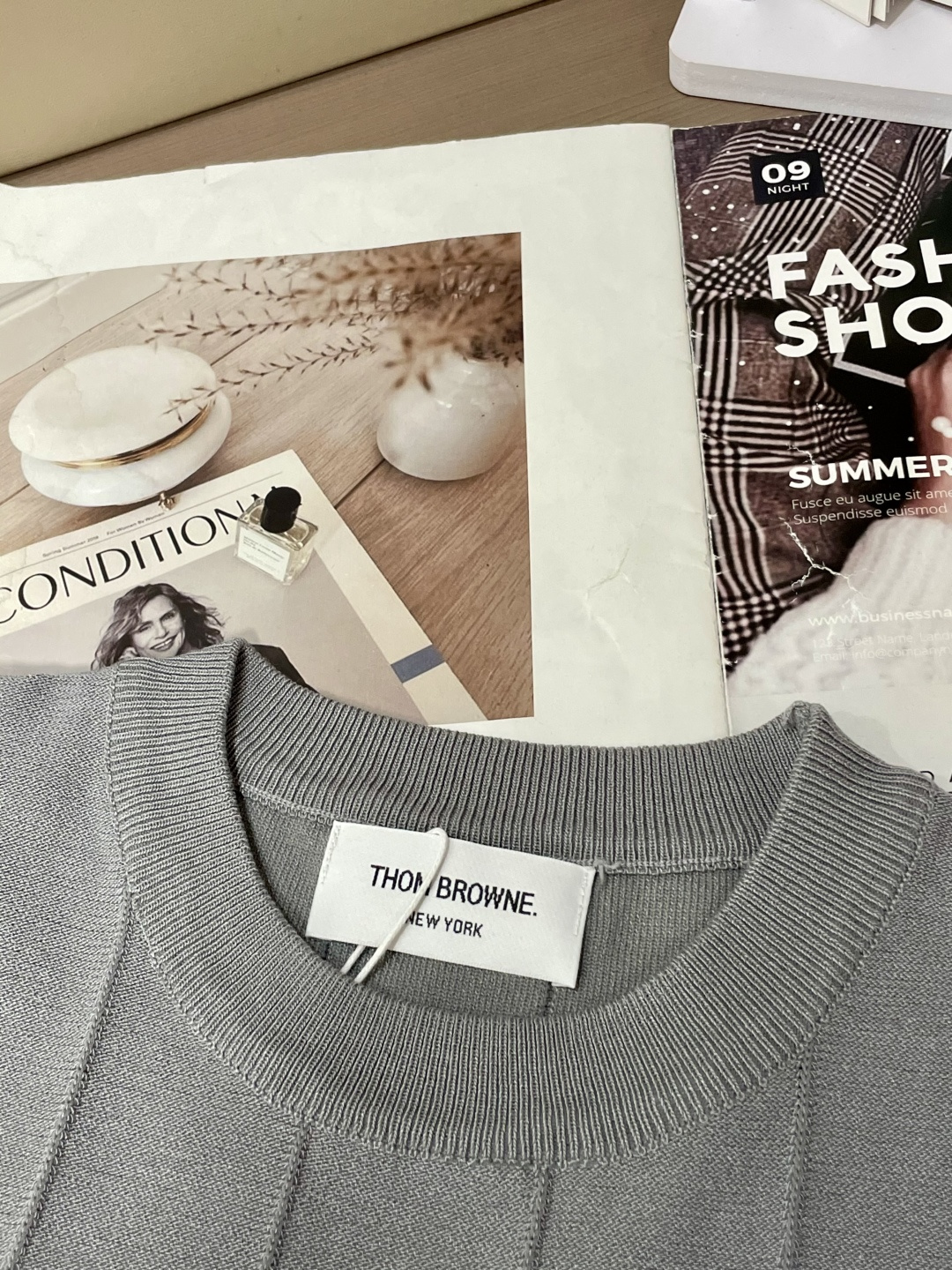 
TB 2025ss秋冬打底新品男士针织短袖衫！独家首发 采用纤维超细与高弹的伊力特纱线织造而成，质感与