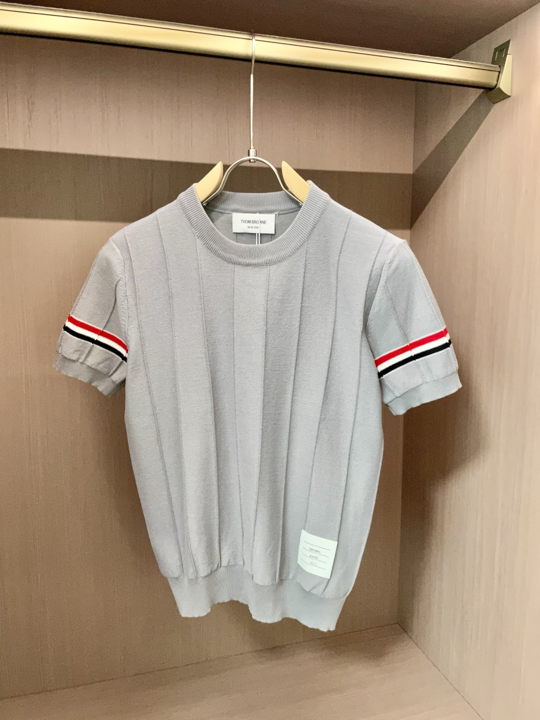 
TB 2025ss秋冬打底新品男士针织短袖衫！独家首发 采用纤维超细与高弹的伊力特纱线织造而成，质感与