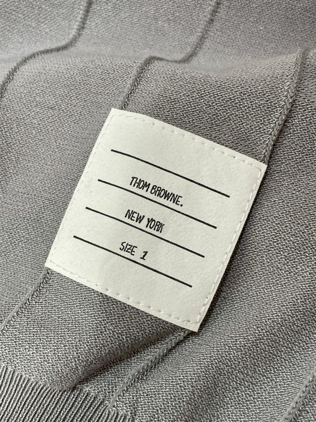 
TB 2025ss秋冬打底新品男士针织短袖衫！独家首发 采用纤维超细与高弹的伊力特纱线织造而成，质感与