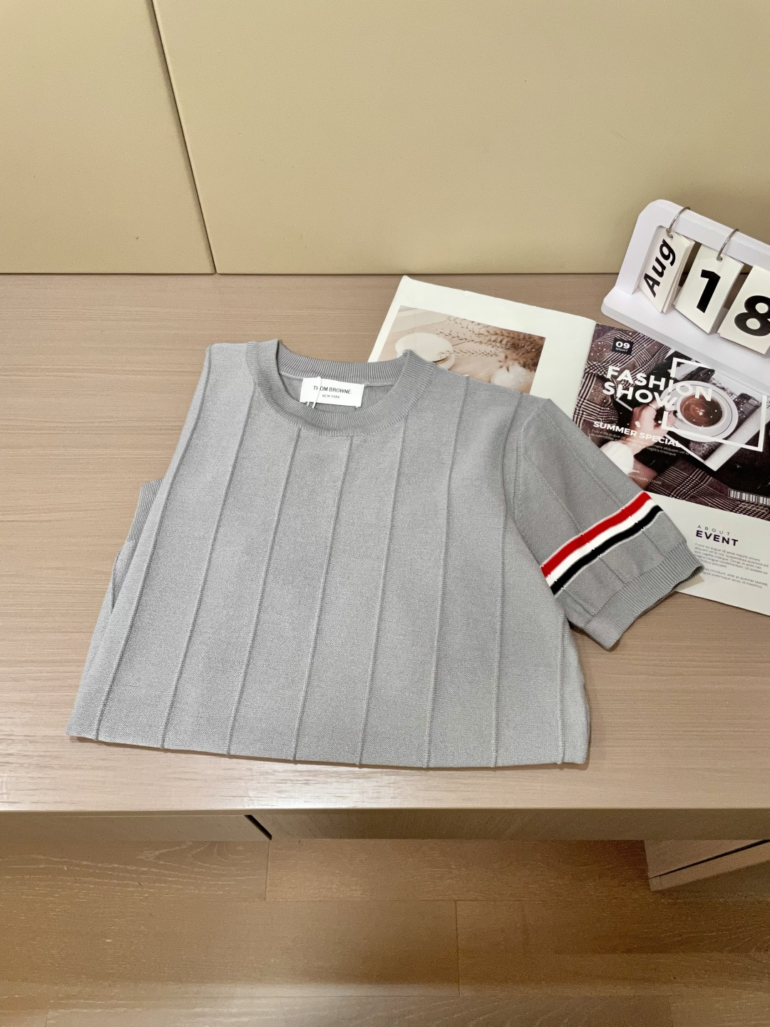 
TB 2025ss秋冬打底新品男士针织短袖衫！独家首发 采用纤维超细与高弹的伊力特纱线织造而成，质感与