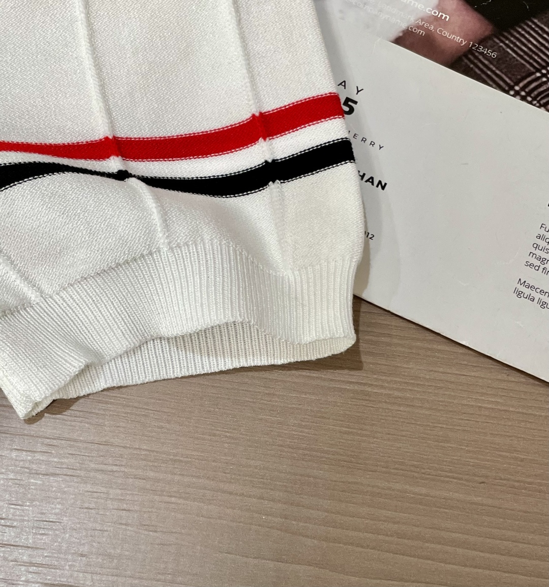 
TB 2025ss秋冬打底新品男士针织短袖衫！独家首发 采用纤维超细与高弹的伊力特纱线织造而成，质感与