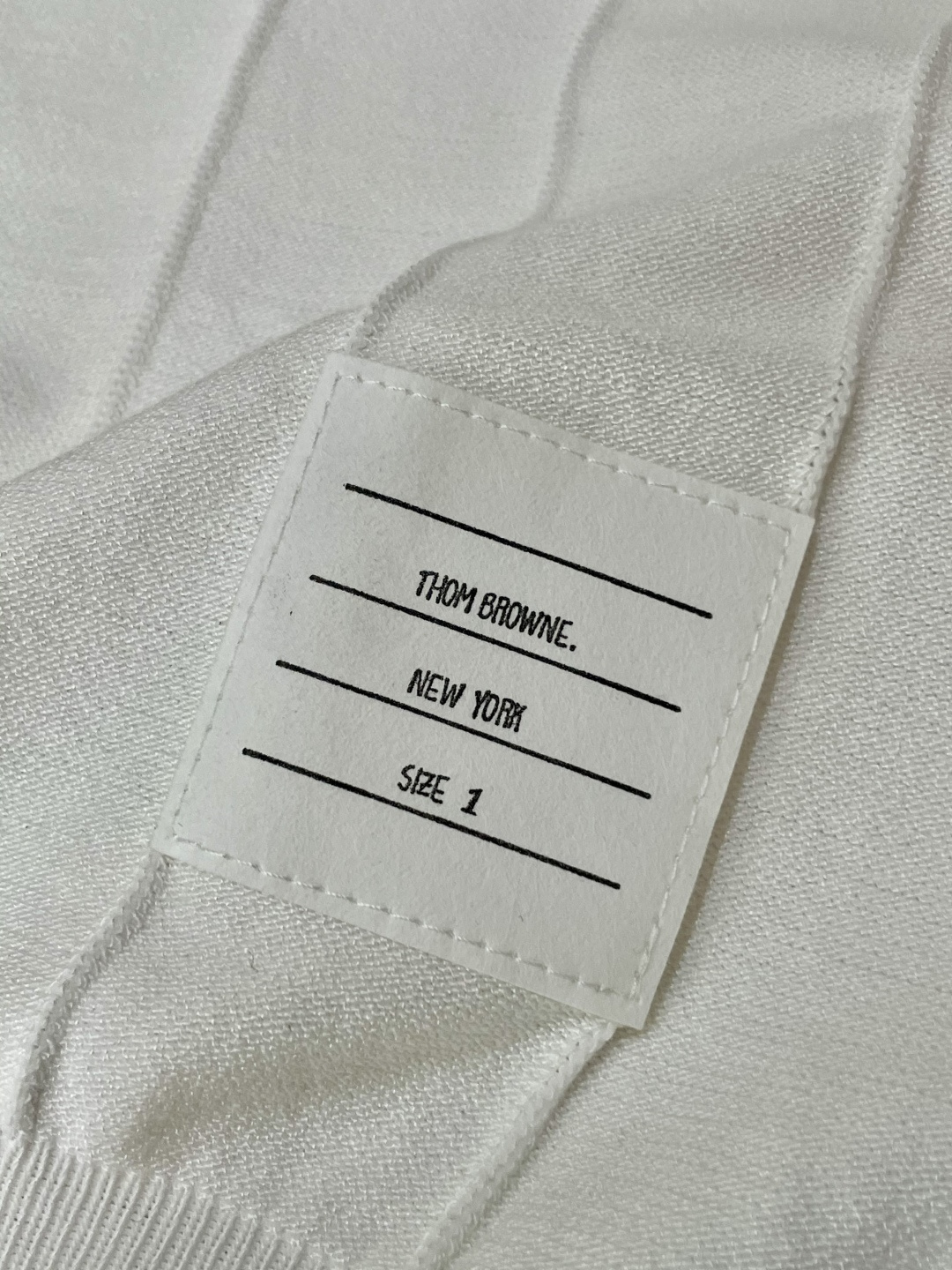 
TB 2025ss秋冬打底新品男士针织短袖衫！独家首发 采用纤维超细与高弹的伊力特纱线织造而成，质感与