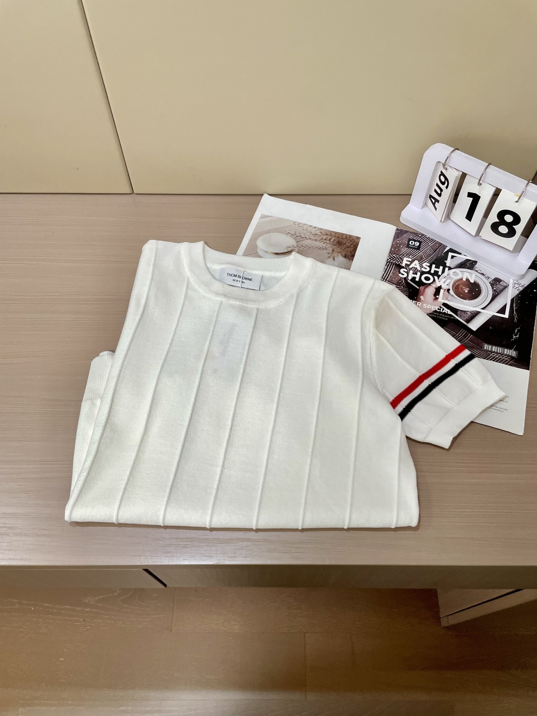 
TB 2025ss秋冬打底新品男士针织短袖衫！独家首发 采用纤维超细与高弹的伊力特纱线织造而成，质感与