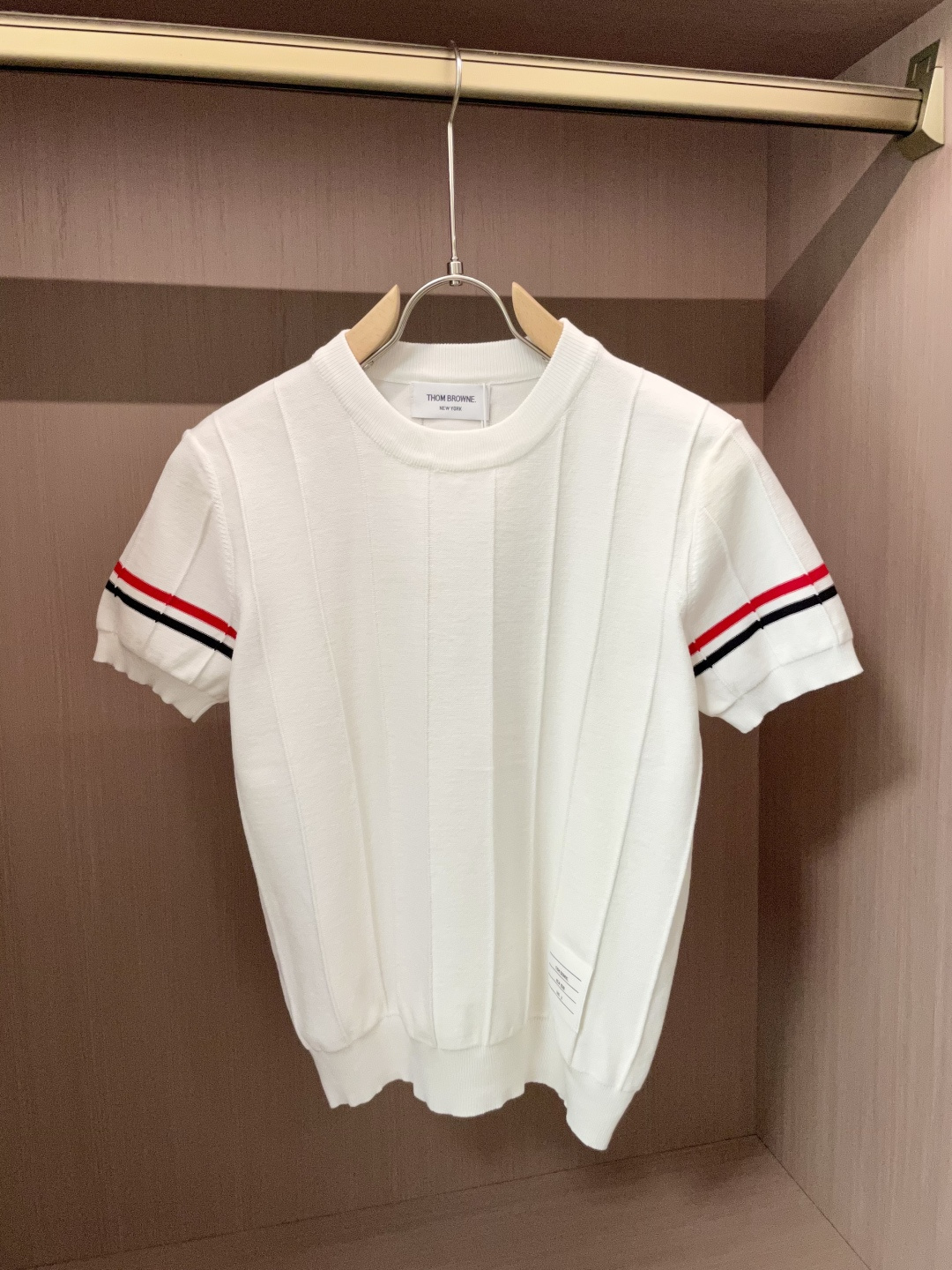 NO:513308,TB 2025ss autumn and winter base new men's knitted short-sleeved shirt!  Exclusive first release is made of ultra-fine fiber and high elastic Yilit yarn. The texture and texture are super soft, very thin and soft, and the feel is extremely delicate and silky. The finer the yarn, the harder it is to work, and it is very time-consuming and material-consuming. It is a super rare product. The particularity of the fabric of each piece of clothing makes it silky soft and lubricating. The unique embroidery pattern on the chest can feel its softness and smoothness when it comes into contact with the skin!  The overall simple and atmospheric, continues the classic, calm and atmospheric, and naturally exudes casual and elegant Size M-3XL, T-shirt, alexander wang19860909TB 2025ss秋冬打底新品男士针织短袖衫！独家首发 采用纤维超细与高弹的伊力特纱线织造而成,质感与纹理都是超级的柔和,非常的轻薄柔软,手感极其的细腻丝滑,纱线越细做工就越难,并且非常的耗时耗料,超级难得一见的佳品,每件衣服的面料的特殊性使它具有丝般的柔软和润滑,胸前独特刺绣图案,与肌肤接触就能感觉到它的柔软和爽滑！整体简洁、大气,延续经典,沉稳大气的经典配色,自然散发出的休闲儒雅 尺码M-3XL,,T-shirt,alexander wang,Men's clothing