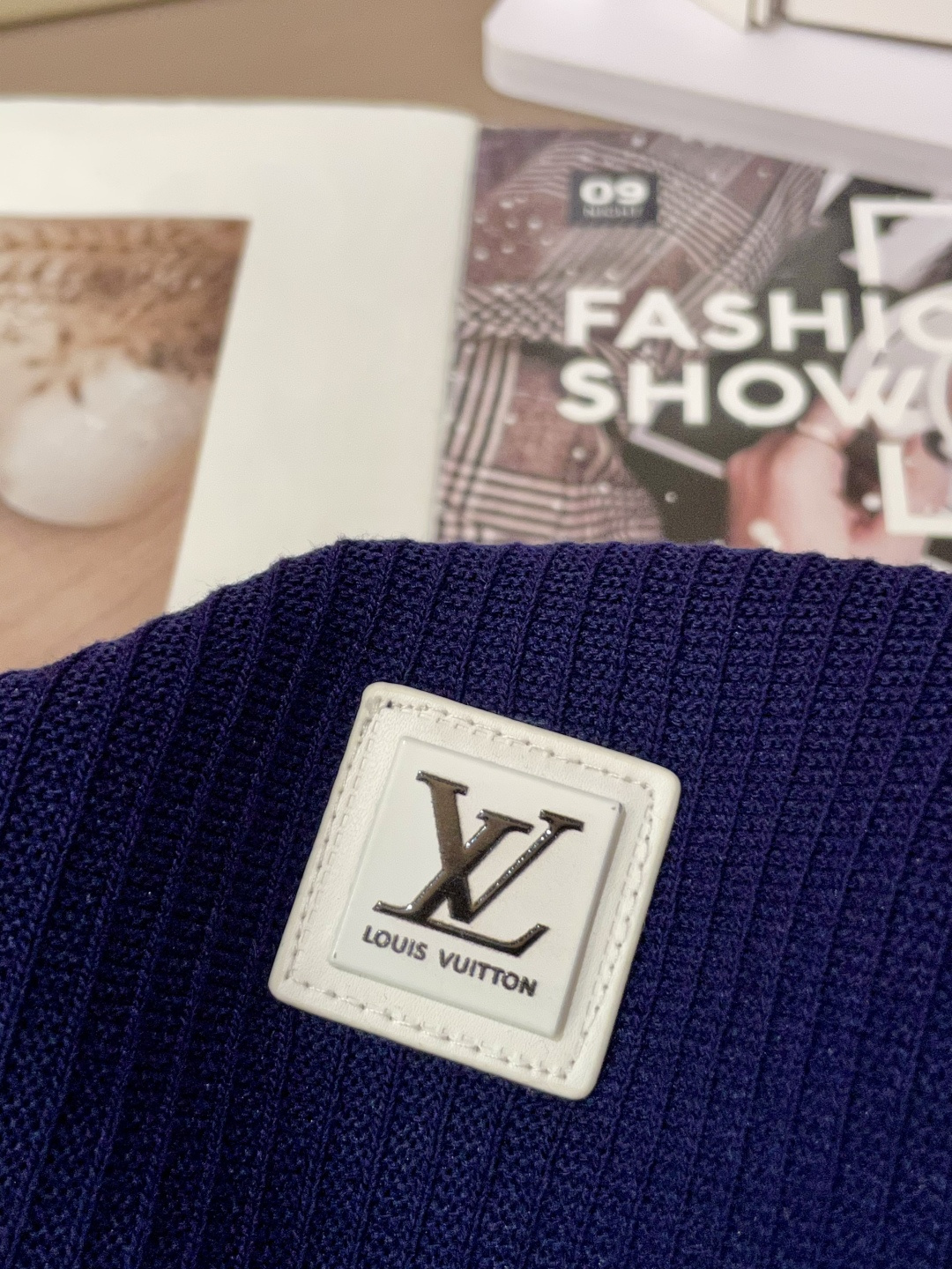 
Lv 2025ss秋冬打底新品男士针织短袖衫！独家首发 采用纤维超细与高弹的伊力特纱线织造而成，质感与