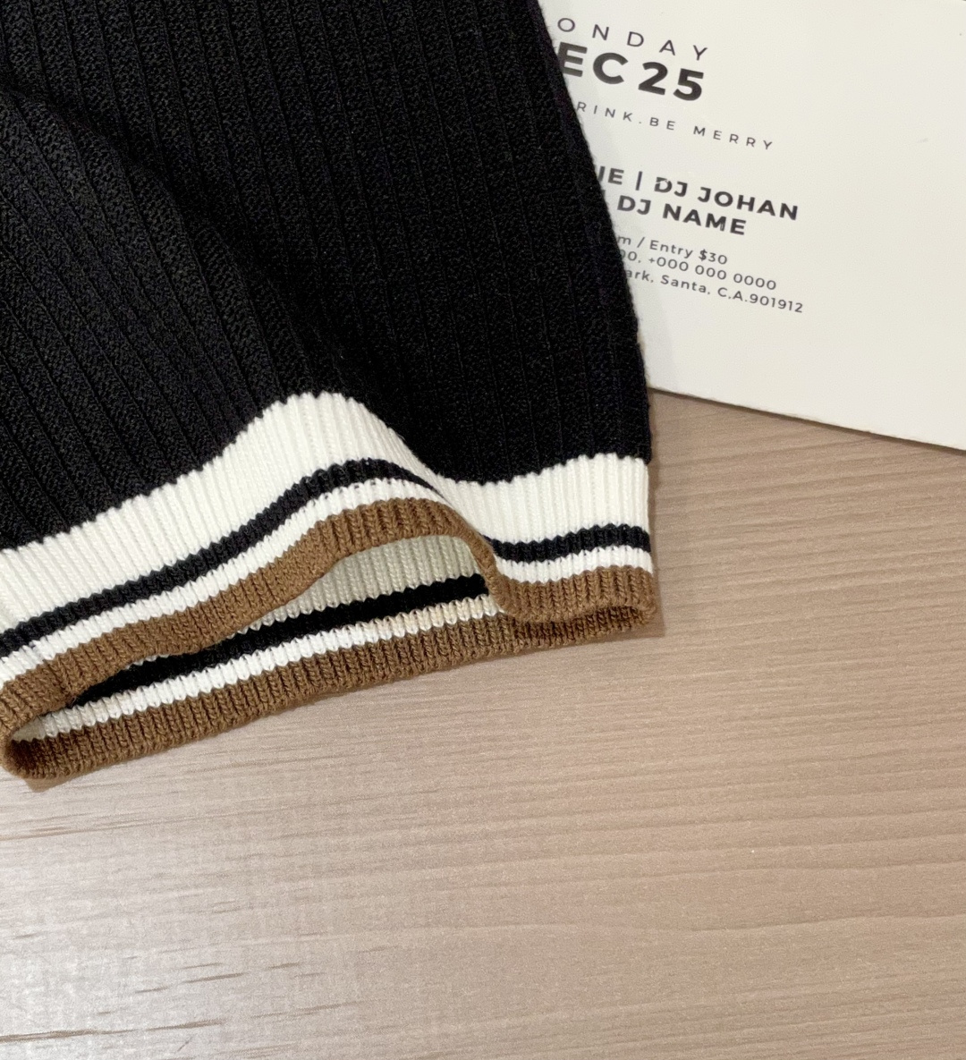 
Lv 2025ss秋冬打底新品男士针织短袖衫！独家首发 采用纤维超细与高弹的伊力特纱线织造而成，质感与