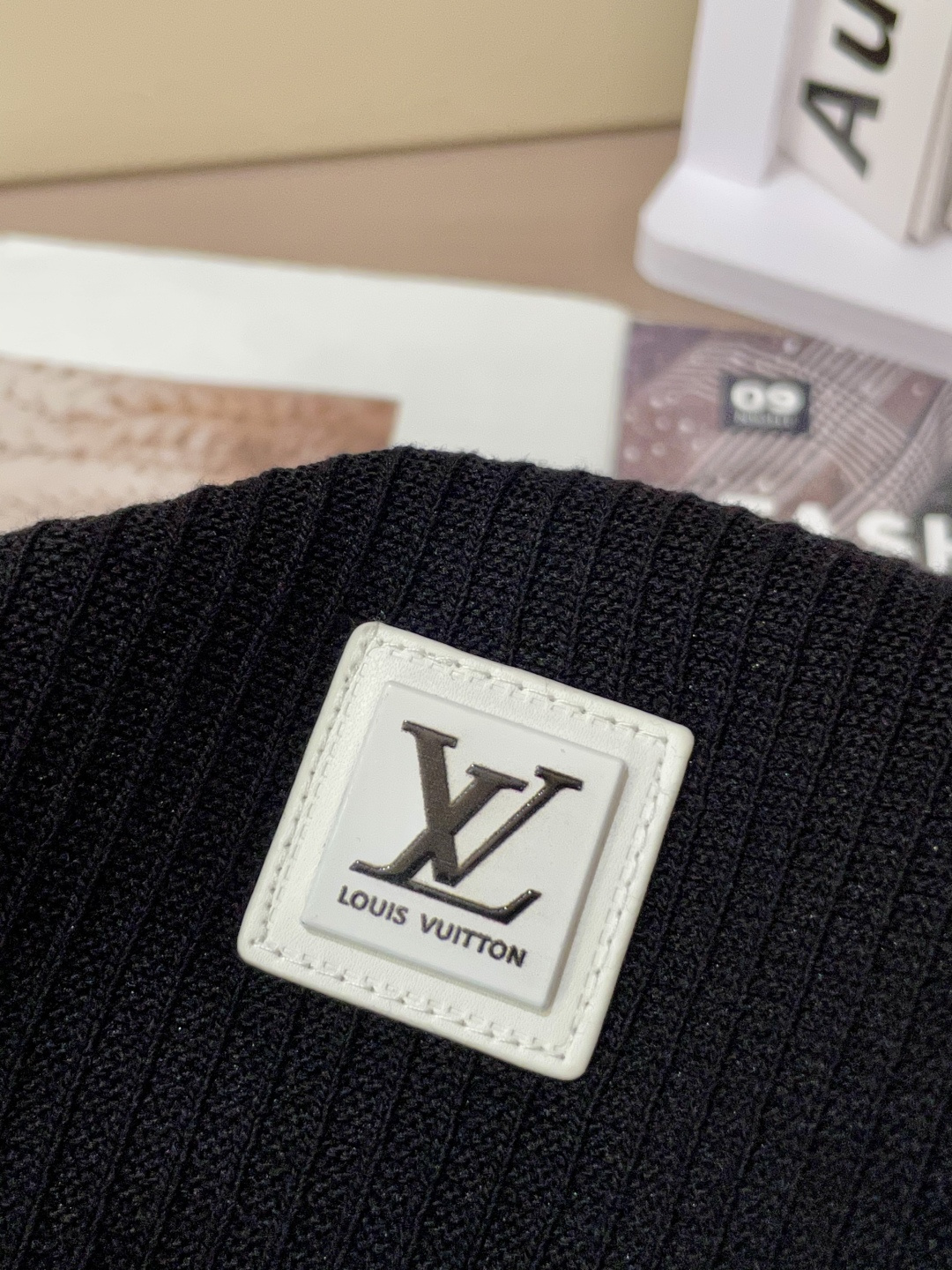 
Lv 2025ss秋冬打底新品男士针织短袖衫！独家首发 采用纤维超细与高弹的伊力特纱线织造而成，质感与