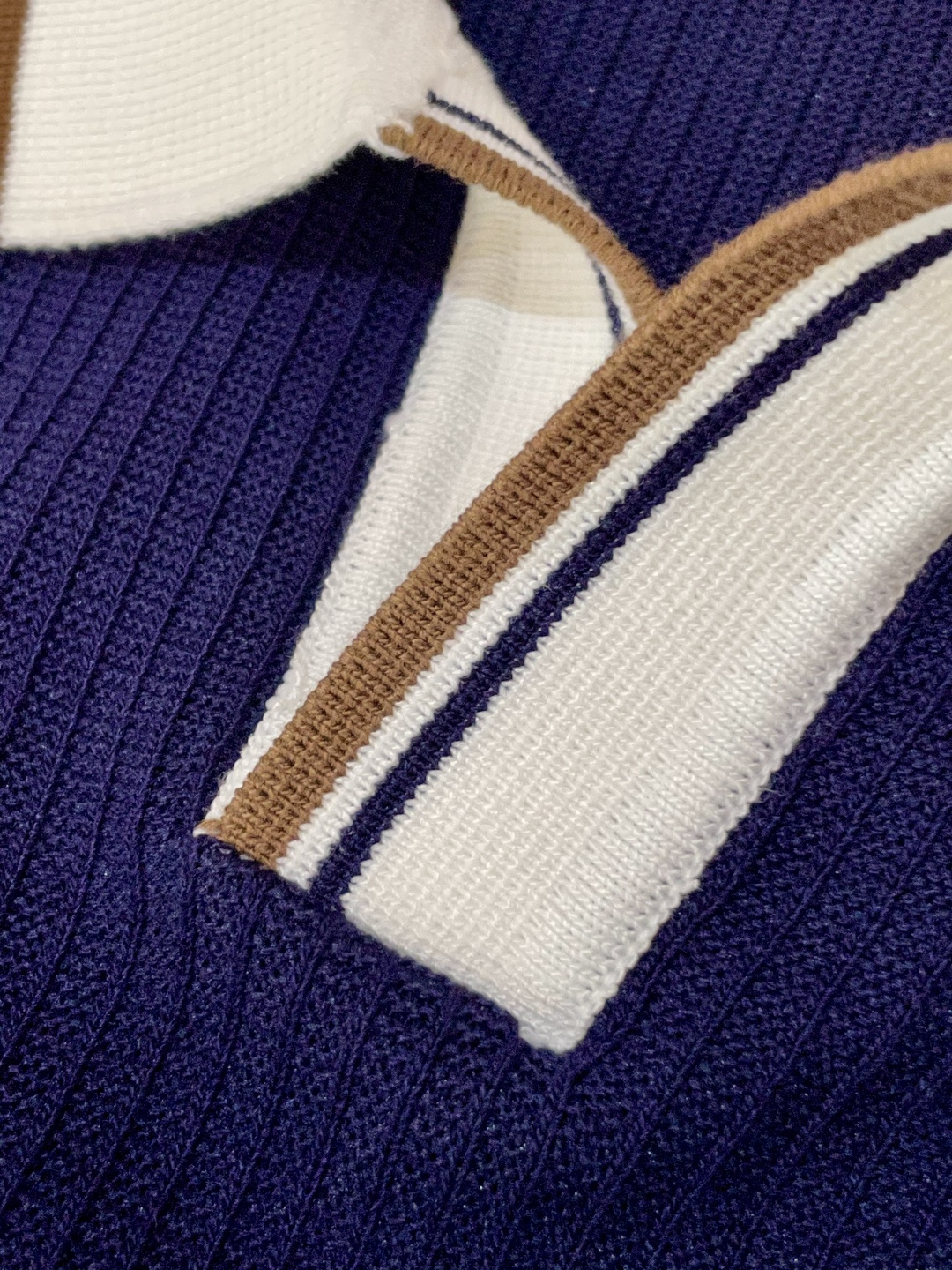 
Lv 2025ss秋冬打底新品男士针织短袖衫！独家首发 采用纤维超细与高弹的伊力特纱线织造而成，质感与