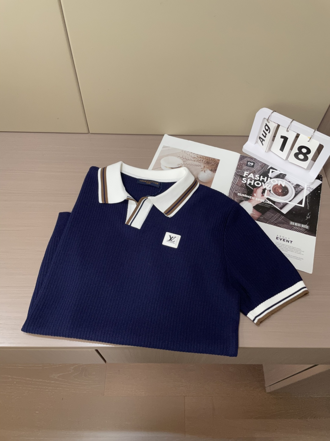 
Lv 2025ss秋冬打底新品男士针织短袖衫！独家首发 采用纤维超细与高弹的伊力特纱线织造而成，质感与