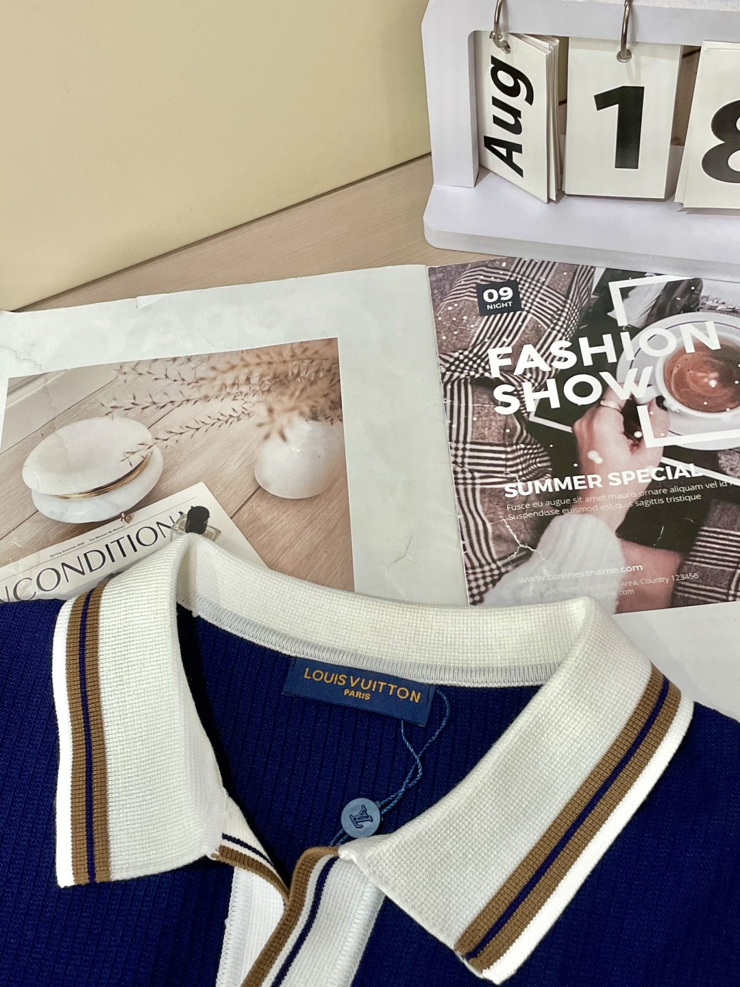 
Lv 2025ss秋冬打底新品男士针织短袖衫！独家首发 采用纤维超细与高弹的伊力特纱线织造而成，质感与