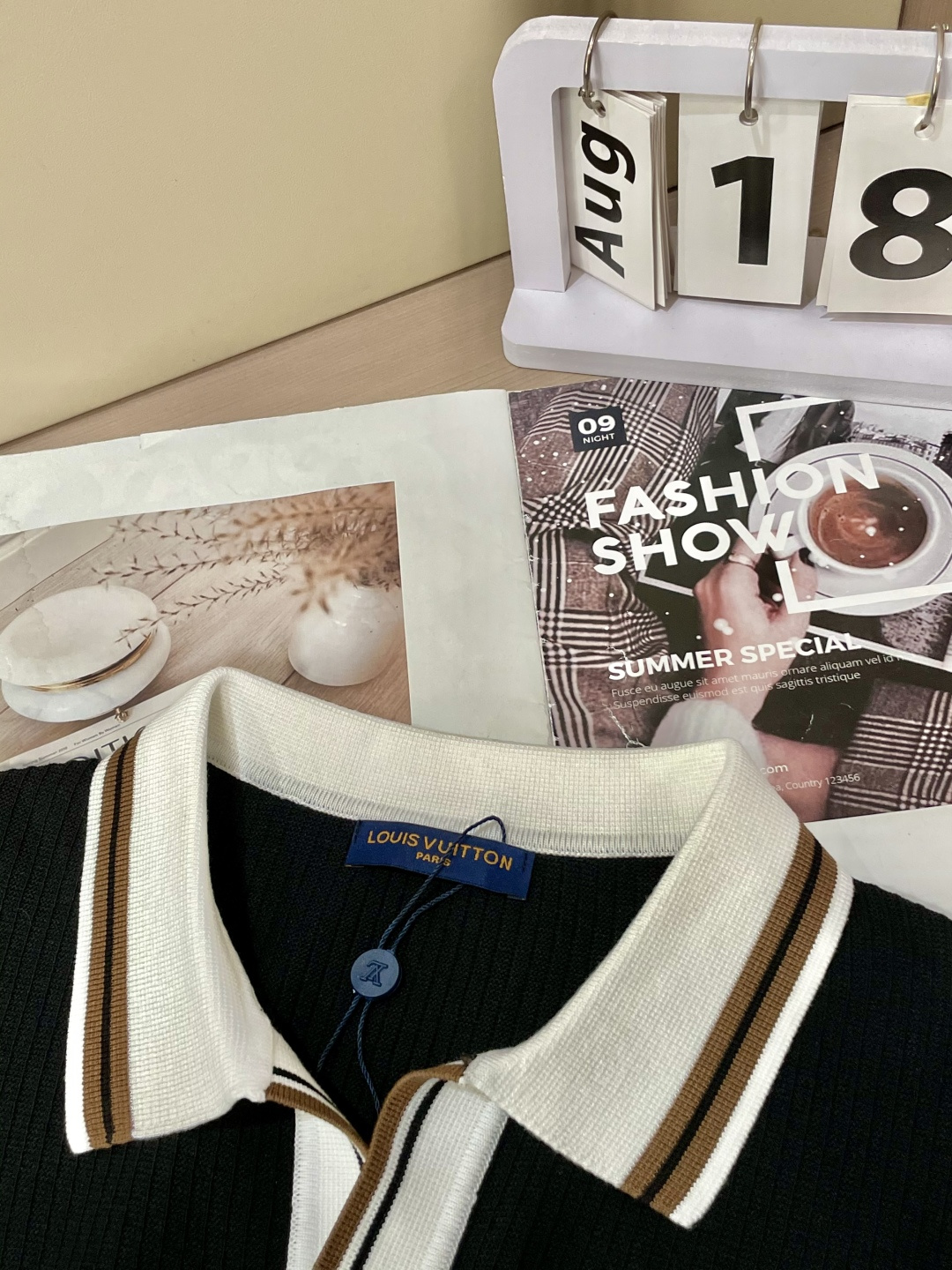 
Lv 2025ss秋冬打底新品男士针织短袖衫！独家首发 采用纤维超细与高弹的伊力特纱线织造而成，质感与