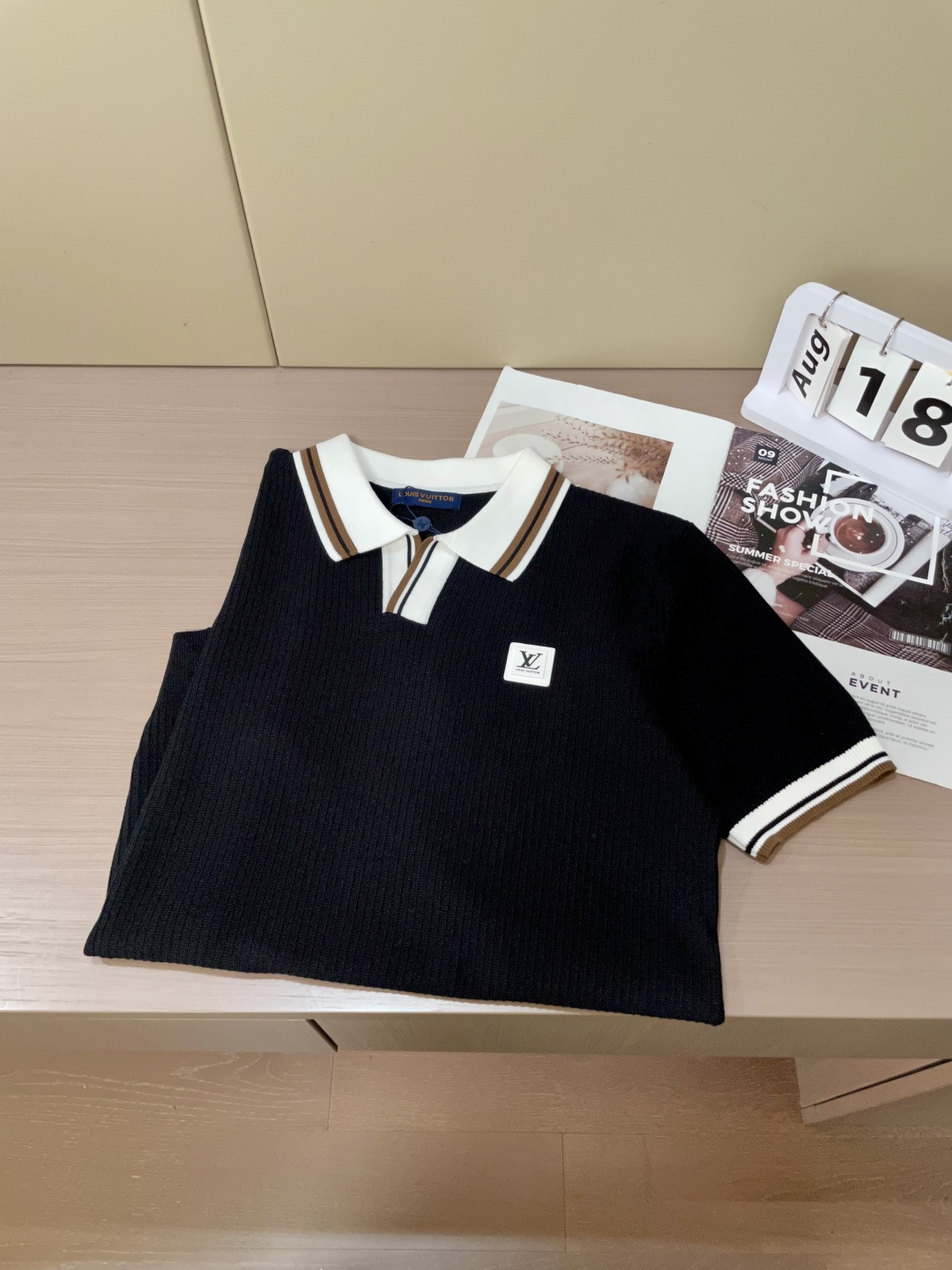 
Lv 2025ss秋冬打底新品男士针织短袖衫！独家首发 采用纤维超细与高弹的伊力特纱线织造而成，质感与