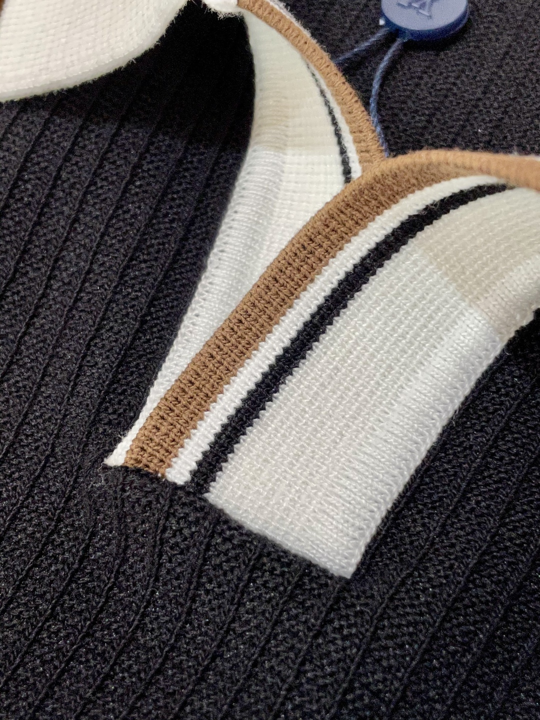 
Lv 2025ss秋冬打底新品男士针织短袖衫！独家首发 采用纤维超细与高弹的伊力特纱线织造而成，质感与