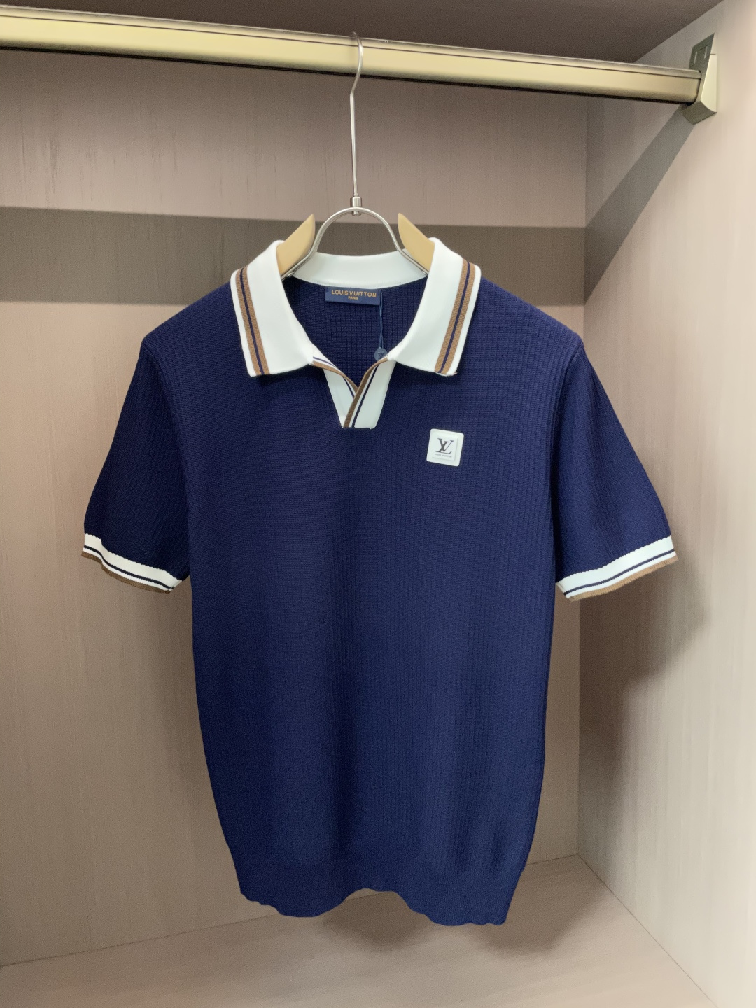 
Lv 2025ss秋冬打底新品男士针织短袖衫！独家首发 采用纤维超细与高弹的伊力特纱线织造而成，质感与