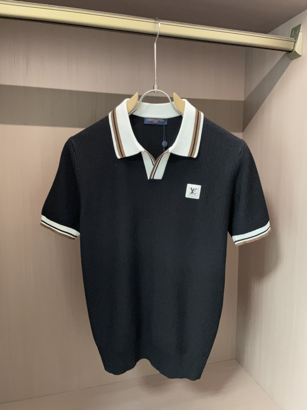 
Lv 2025ss秋冬打底新品男士针织短袖衫！独家首发 采用纤维超细与高弹的伊力特纱线织造而成，质感与